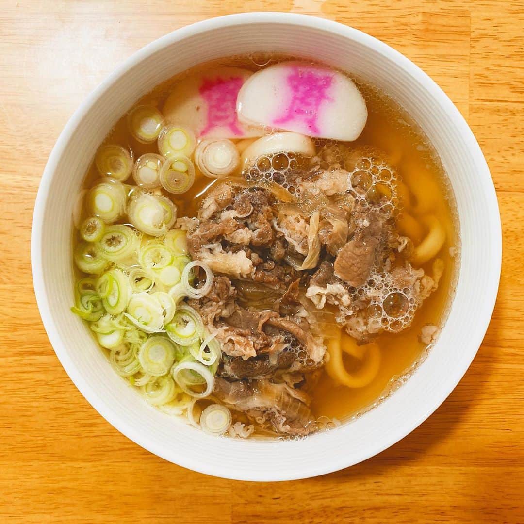 のインスタグラム：「* 無性に福岡のうどんが食べたくて、 資さんうどんの肉うどんを お取り寄せしちゃった🤤❤️ お店の味だぁぁ〜懐かしい🥺✨ 小麦冶の肉うどんもたべたいなぁ〜 #福岡グルメ#お取り寄せグルメ  #資さんうどん」