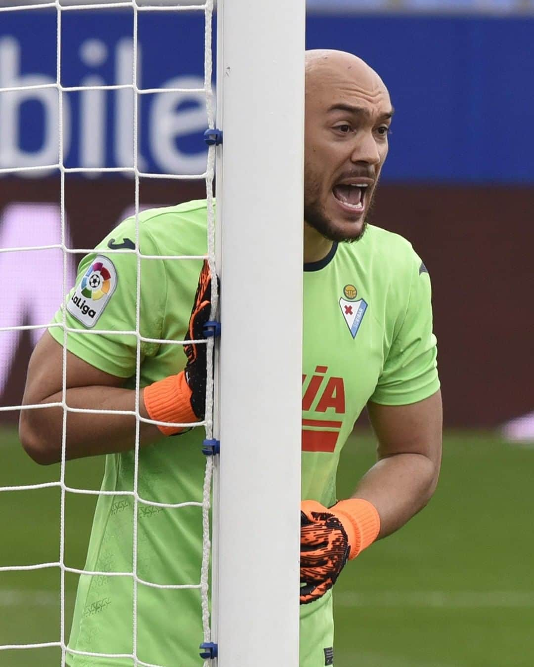 LFPさんのインスタグラム写真 - (LFPInstagram)「The goalkeeper's LEADERSHIP! 🧤 • ¡El LIDERAZGO del portero! 💪🏼 • #Dmitrovic #Eibar #LaLiga #LaLigaSantander #Football #Goalkeeper #YouHaveToLiveIt #HayQueVivirla」11月10日 13時00分 - laliga