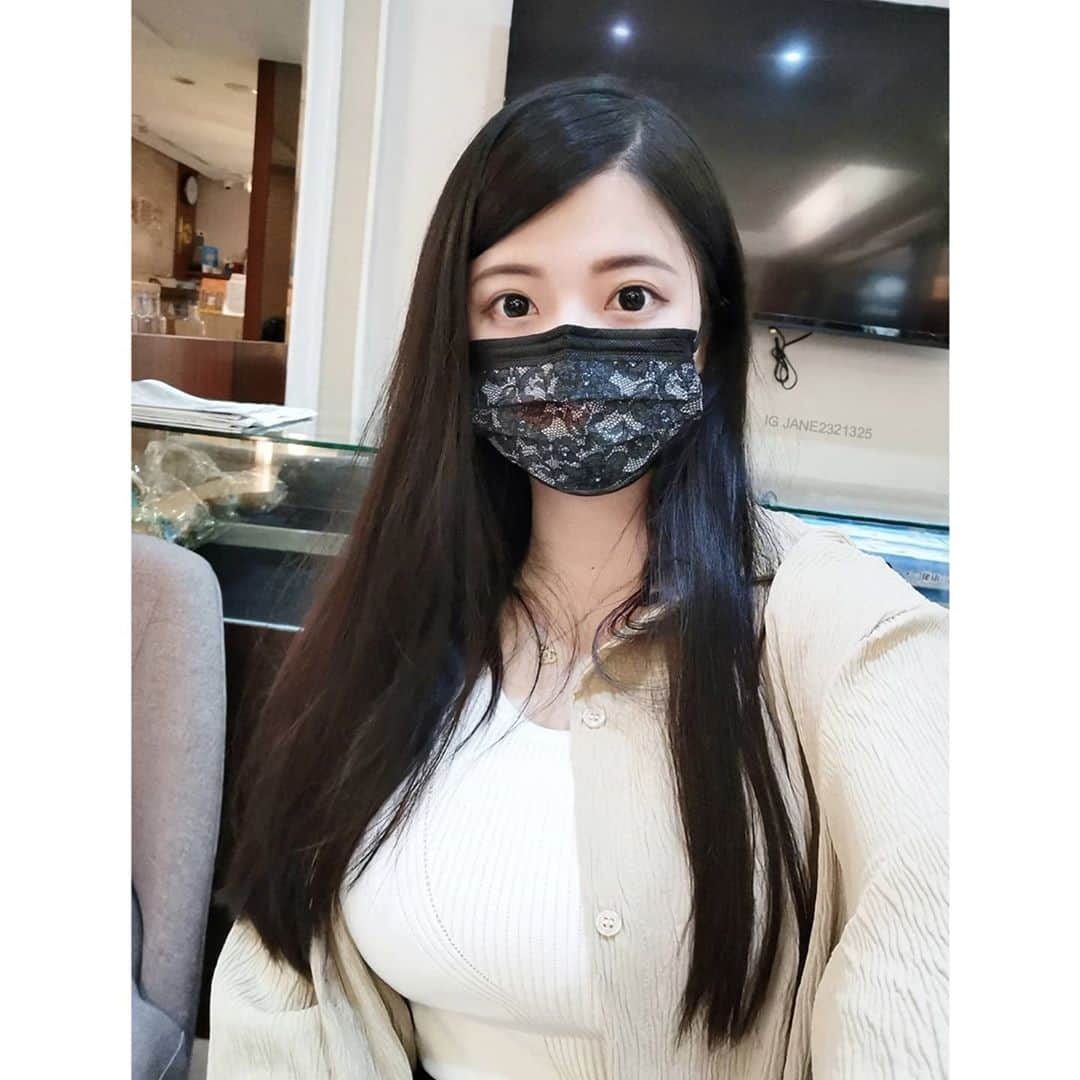 ジェーン・チェンのインスタグラム：「雖然台灣防疫做的好 出門口罩還是要戴好  😉」