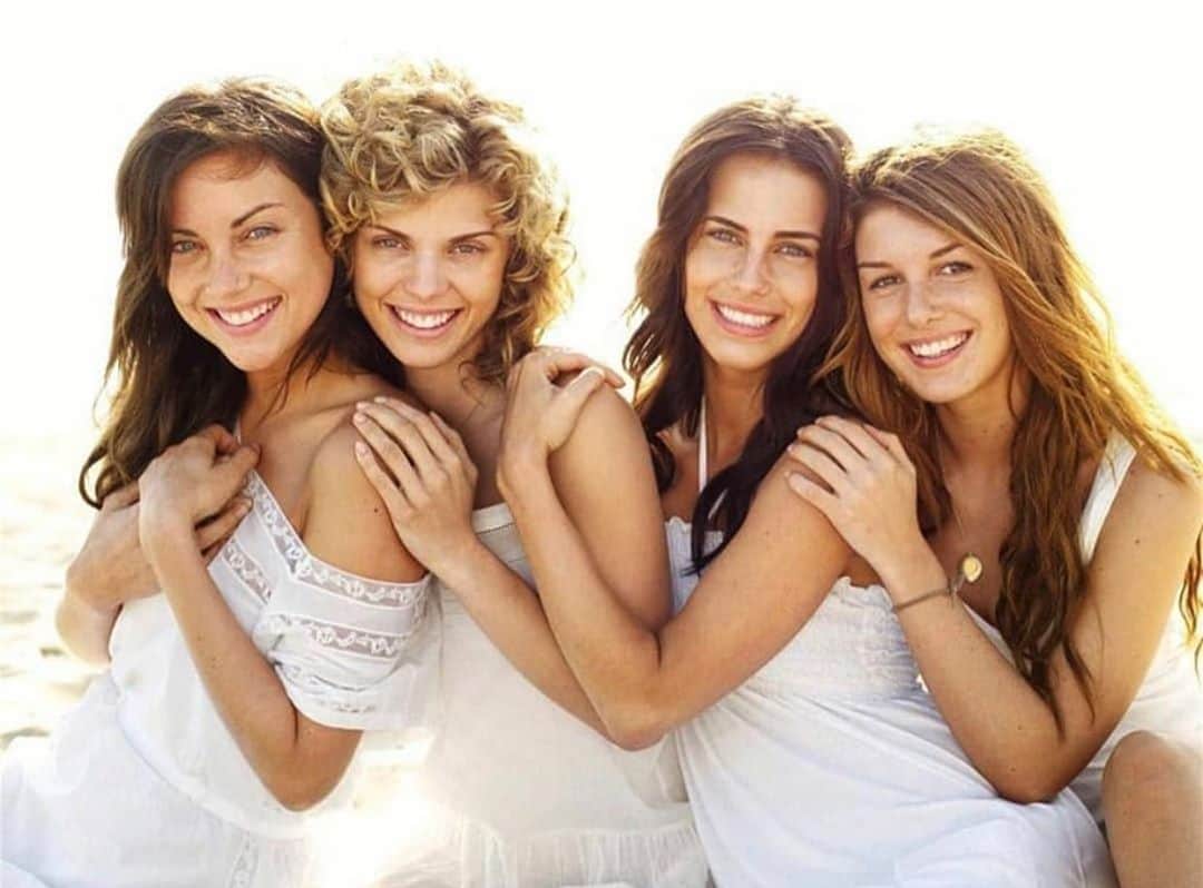 アナリン・マッコードのインスタグラム：「All my #Scorpio girls... Happy Zodiac Birthday!! 🦂 and since the #reallife Naomi is my lil Scorpio sis @iamrachelmccord everybody’s represented! 🥰🥰🥰  @jessicalstroup 10/23 @shenaegrimesbeech 10/24 Rachie/Naomi 10/27 @jessicalowndes 11/8  [and coming up @adana_titi 11/21 and @vivabianca 11/17]  what can I say? ♋️ 💜 ♏️」
