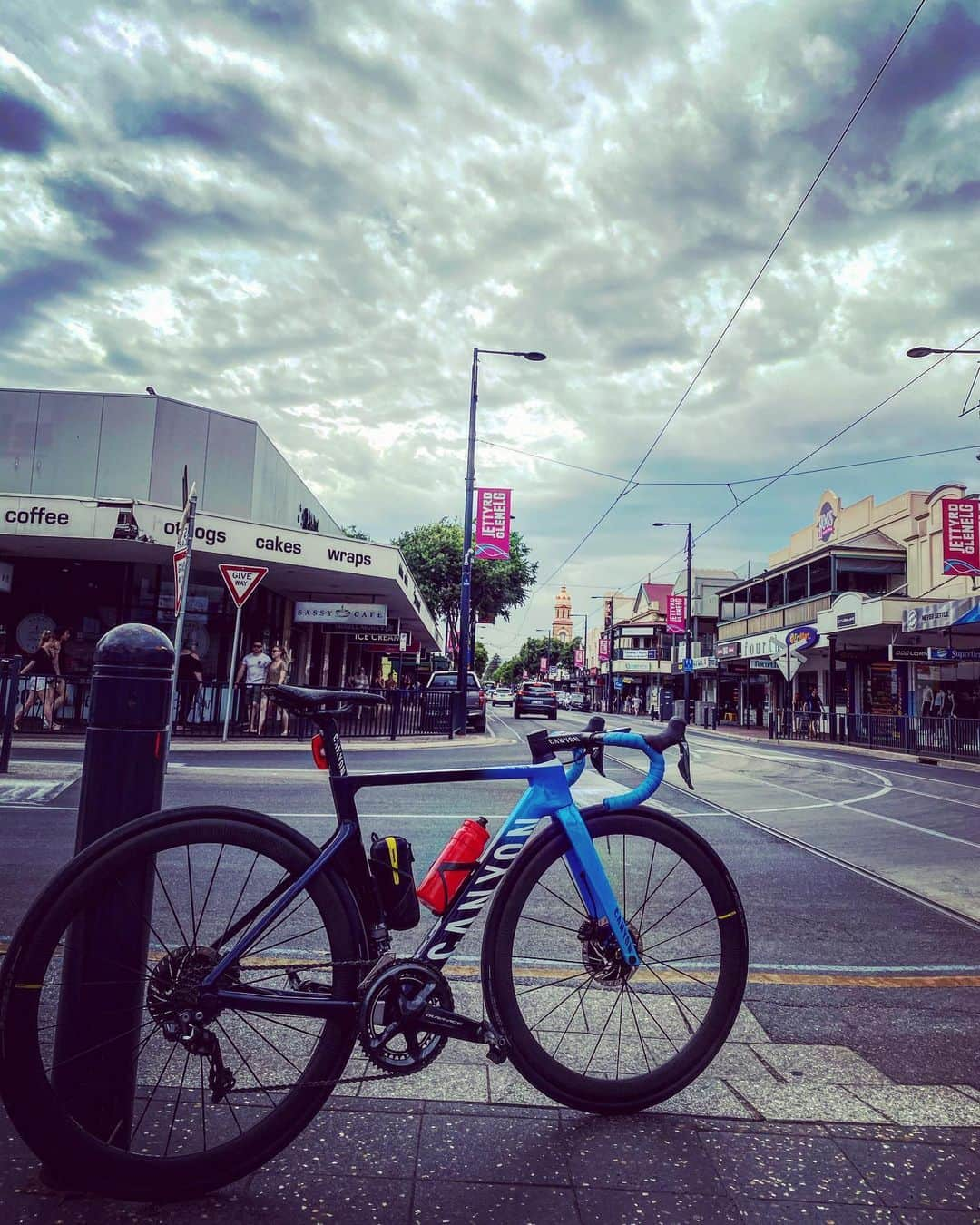 土井雪広のインスタグラム：「本日37℃。 夏がやってきた。  #canyon #mavicwheels #australia #adelaide」