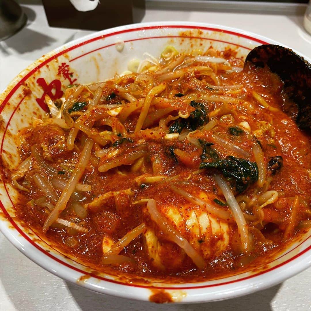 rasuさんのインスタグラム写真 - (rasuInstagram)「蒙古タンメン中本川崎店 北極あんかけ10倍麺半分 北極味玉ゆでたまごネギほうれん草  今月前半の平日限定メニュー٩( ᐛ )و  生姜風味の塩餡がかけられてて キクラゲ好キー(//´﹃｀//)  餡がある分いつもよりかなり唐辛子濃いめで混ぜ合わせても粘度濃度もバッチリ好みの好み(//´﹃｀//)(//´﹃｀//)  混ぜると辛味も若干まろやかにはなりますがその分唐辛子の苦味が和らぐのでこの量でも苦味は感じずに、その分旨味がいつもより味わえてうんめっ  もうすぐ終わるけどもう一回行かねば… 小野寺さんいつもありがとうございます！  後半の巨豚北極も絶対行くのだ！！！！！  #蒙古タンメン中本 #蒙古タンメン中本川崎店 #北極あんかけ #ラーメン #旨辛」11月10日 13時09分 - rashu_eat