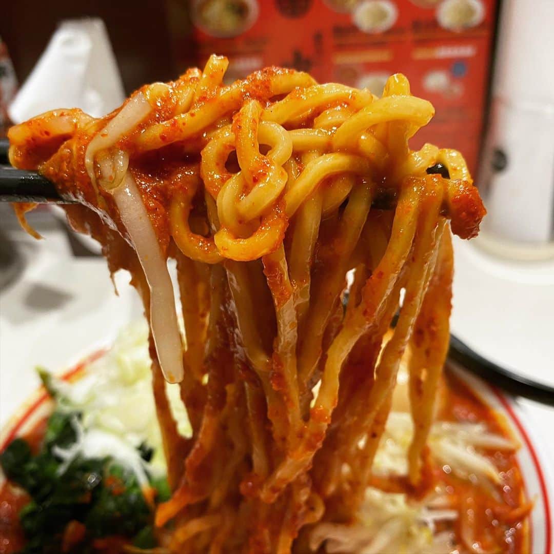 rasuさんのインスタグラム写真 - (rasuInstagram)「蒙古タンメン中本川崎店 北極あんかけ10倍麺半分 北極味玉ゆでたまごネギほうれん草  今月前半の平日限定メニュー٩( ᐛ )و  生姜風味の塩餡がかけられてて キクラゲ好キー(//´﹃｀//)  餡がある分いつもよりかなり唐辛子濃いめで混ぜ合わせても粘度濃度もバッチリ好みの好み(//´﹃｀//)(//´﹃｀//)  混ぜると辛味も若干まろやかにはなりますがその分唐辛子の苦味が和らぐのでこの量でも苦味は感じずに、その分旨味がいつもより味わえてうんめっ  もうすぐ終わるけどもう一回行かねば… 小野寺さんいつもありがとうございます！  後半の巨豚北極も絶対行くのだ！！！！！  #蒙古タンメン中本 #蒙古タンメン中本川崎店 #北極あんかけ #ラーメン #旨辛」11月10日 13時09分 - rashu_eat