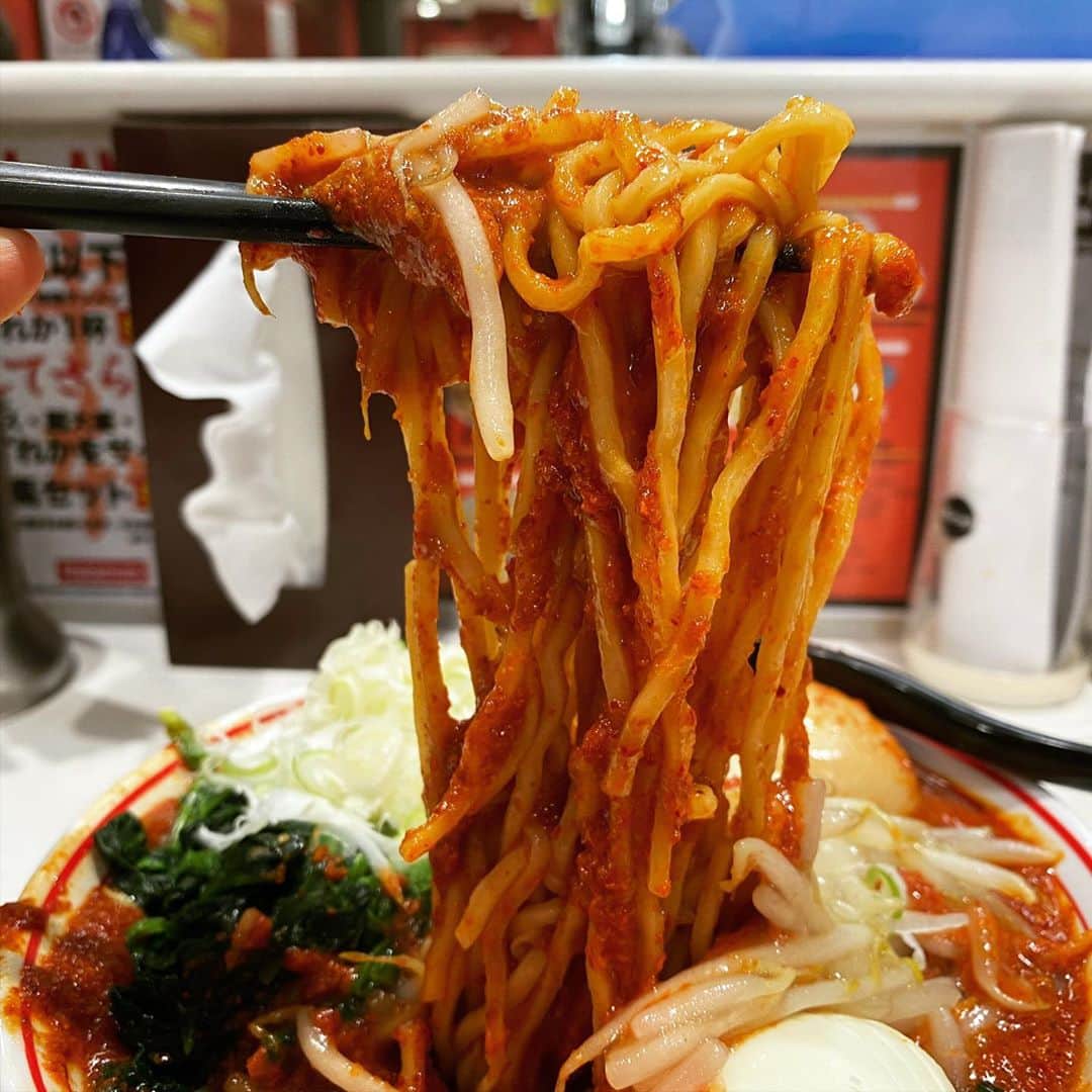 rasuさんのインスタグラム写真 - (rasuInstagram)「蒙古タンメン中本川崎店 北極あんかけ10倍麺半分 北極味玉ゆでたまごネギほうれん草  今月前半の平日限定メニュー٩( ᐛ )و  生姜風味の塩餡がかけられてて キクラゲ好キー(//´﹃｀//)  餡がある分いつもよりかなり唐辛子濃いめで混ぜ合わせても粘度濃度もバッチリ好みの好み(//´﹃｀//)(//´﹃｀//)  混ぜると辛味も若干まろやかにはなりますがその分唐辛子の苦味が和らぐのでこの量でも苦味は感じずに、その分旨味がいつもより味わえてうんめっ  もうすぐ終わるけどもう一回行かねば… 小野寺さんいつもありがとうございます！  後半の巨豚北極も絶対行くのだ！！！！！  #蒙古タンメン中本 #蒙古タンメン中本川崎店 #北極あんかけ #ラーメン #旨辛」11月10日 13時09分 - rashu_eat