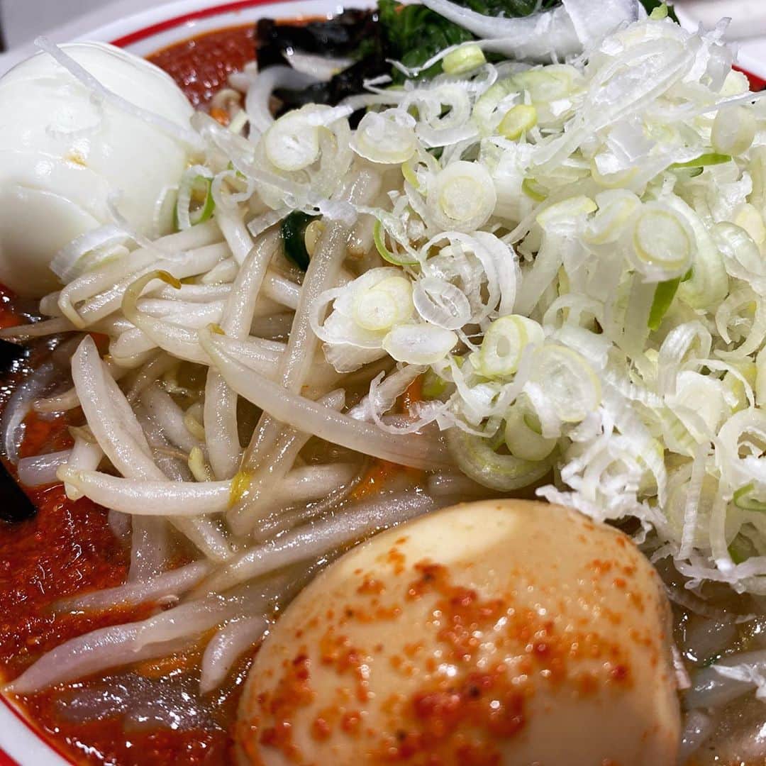 rasuさんのインスタグラム写真 - (rasuInstagram)「蒙古タンメン中本川崎店 北極あんかけ10倍麺半分 北極味玉ゆでたまごネギほうれん草  今月前半の平日限定メニュー٩( ᐛ )و  生姜風味の塩餡がかけられてて キクラゲ好キー(//´﹃｀//)  餡がある分いつもよりかなり唐辛子濃いめで混ぜ合わせても粘度濃度もバッチリ好みの好み(//´﹃｀//)(//´﹃｀//)  混ぜると辛味も若干まろやかにはなりますがその分唐辛子の苦味が和らぐのでこの量でも苦味は感じずに、その分旨味がいつもより味わえてうんめっ  もうすぐ終わるけどもう一回行かねば… 小野寺さんいつもありがとうございます！  後半の巨豚北極も絶対行くのだ！！！！！  #蒙古タンメン中本 #蒙古タンメン中本川崎店 #北極あんかけ #ラーメン #旨辛」11月10日 13時09分 - rashu_eat