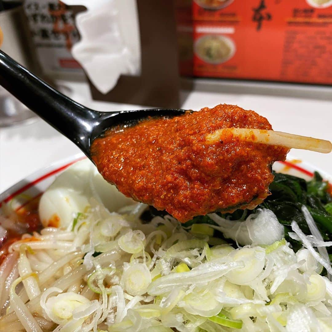 rasuさんのインスタグラム写真 - (rasuInstagram)「蒙古タンメン中本川崎店 北極あんかけ10倍麺半分 北極味玉ゆでたまごネギほうれん草  今月前半の平日限定メニュー٩( ᐛ )و  生姜風味の塩餡がかけられてて キクラゲ好キー(//´﹃｀//)  餡がある分いつもよりかなり唐辛子濃いめで混ぜ合わせても粘度濃度もバッチリ好みの好み(//´﹃｀//)(//´﹃｀//)  混ぜると辛味も若干まろやかにはなりますがその分唐辛子の苦味が和らぐのでこの量でも苦味は感じずに、その分旨味がいつもより味わえてうんめっ  もうすぐ終わるけどもう一回行かねば… 小野寺さんいつもありがとうございます！  後半の巨豚北極も絶対行くのだ！！！！！  #蒙古タンメン中本 #蒙古タンメン中本川崎店 #北極あんかけ #ラーメン #旨辛」11月10日 13時09分 - rashu_eat