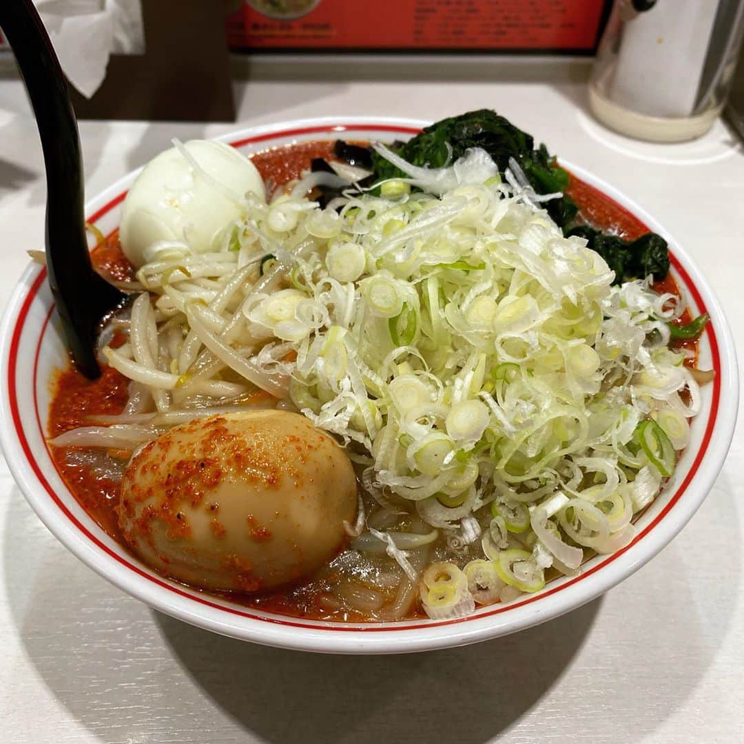 rasuさんのインスタグラム写真 - (rasuInstagram)「蒙古タンメン中本川崎店 北極あんかけ10倍麺半分 北極味玉ゆでたまごネギほうれん草  今月前半の平日限定メニュー٩( ᐛ )و  生姜風味の塩餡がかけられてて キクラゲ好キー(//´﹃｀//)  餡がある分いつもよりかなり唐辛子濃いめで混ぜ合わせても粘度濃度もバッチリ好みの好み(//´﹃｀//)(//´﹃｀//)  混ぜると辛味も若干まろやかにはなりますがその分唐辛子の苦味が和らぐのでこの量でも苦味は感じずに、その分旨味がいつもより味わえてうんめっ  もうすぐ終わるけどもう一回行かねば… 小野寺さんいつもありがとうございます！  後半の巨豚北極も絶対行くのだ！！！！！  #蒙古タンメン中本 #蒙古タンメン中本川崎店 #北極あんかけ #ラーメン #旨辛」11月10日 13時09分 - rashu_eat