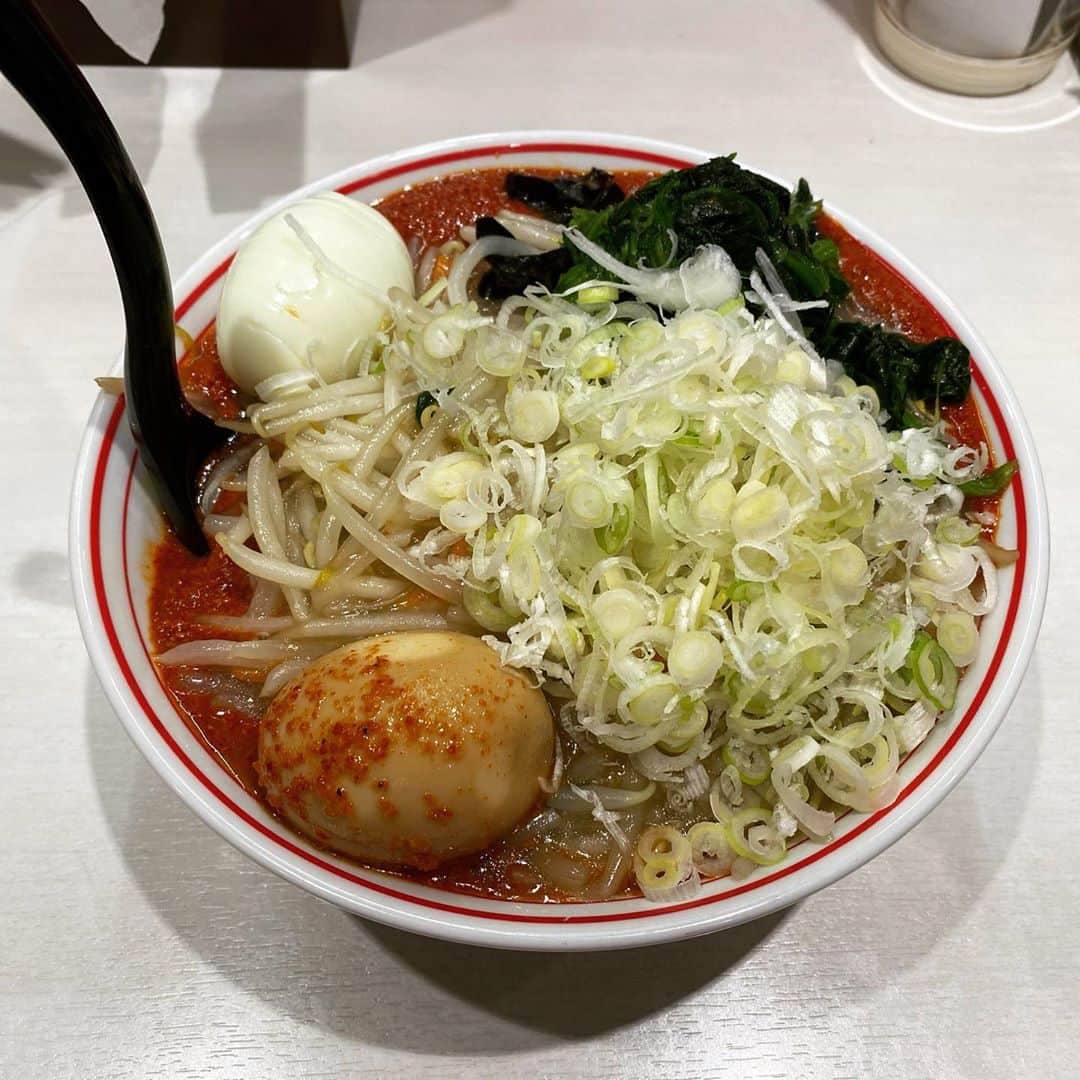 rasuさんのインスタグラム写真 - (rasuInstagram)「蒙古タンメン中本川崎店 北極あんかけ10倍麺半分 北極味玉ゆでたまごネギほうれん草  今月前半の平日限定メニュー٩( ᐛ )و  生姜風味の塩餡がかけられてて キクラゲ好キー(//´﹃｀//)  餡がある分いつもよりかなり唐辛子濃いめで混ぜ合わせても粘度濃度もバッチリ好みの好み(//´﹃｀//)(//´﹃｀//)  混ぜると辛味も若干まろやかにはなりますがその分唐辛子の苦味が和らぐのでこの量でも苦味は感じずに、その分旨味がいつもより味わえてうんめっ  もうすぐ終わるけどもう一回行かねば… 小野寺さんいつもありがとうございます！  後半の巨豚北極も絶対行くのだ！！！！！  #蒙古タンメン中本 #蒙古タンメン中本川崎店 #北極あんかけ #ラーメン #旨辛」11月10日 13時09分 - rashu_eat