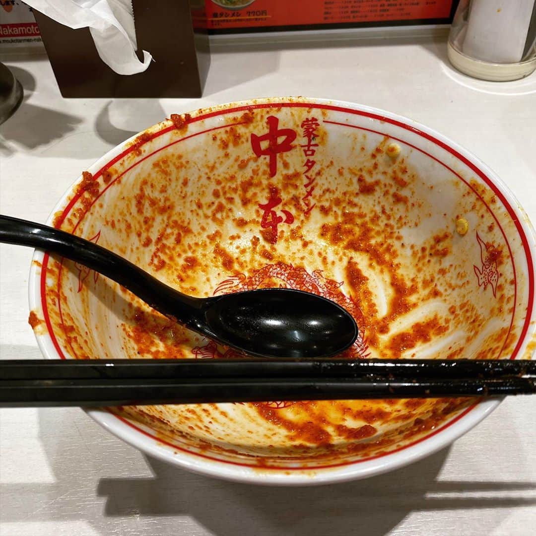 rasuさんのインスタグラム写真 - (rasuInstagram)「蒙古タンメン中本川崎店 北極あんかけ10倍麺半分 北極味玉ゆでたまごネギほうれん草  今月前半の平日限定メニュー٩( ᐛ )و  生姜風味の塩餡がかけられてて キクラゲ好キー(//´﹃｀//)  餡がある分いつもよりかなり唐辛子濃いめで混ぜ合わせても粘度濃度もバッチリ好みの好み(//´﹃｀//)(//´﹃｀//)  混ぜると辛味も若干まろやかにはなりますがその分唐辛子の苦味が和らぐのでこの量でも苦味は感じずに、その分旨味がいつもより味わえてうんめっ  もうすぐ終わるけどもう一回行かねば… 小野寺さんいつもありがとうございます！  後半の巨豚北極も絶対行くのだ！！！！！  #蒙古タンメン中本 #蒙古タンメン中本川崎店 #北極あんかけ #ラーメン #旨辛」11月10日 13時09分 - rashu_eat