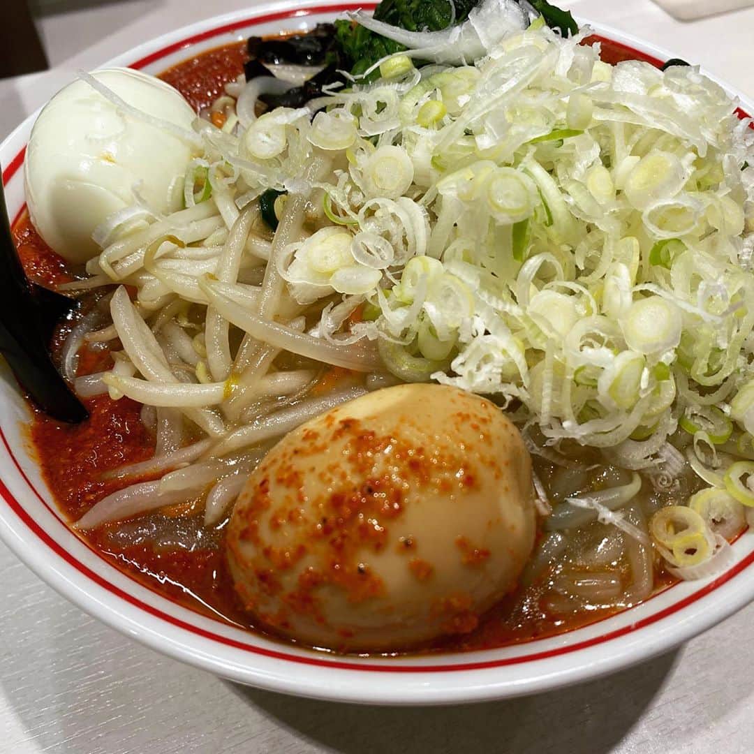 rasuさんのインスタグラム写真 - (rasuInstagram)「蒙古タンメン中本川崎店 北極あんかけ10倍麺半分 北極味玉ゆでたまごネギほうれん草  今月前半の平日限定メニュー٩( ᐛ )و  生姜風味の塩餡がかけられてて キクラゲ好キー(//´﹃｀//)  餡がある分いつもよりかなり唐辛子濃いめで混ぜ合わせても粘度濃度もバッチリ好みの好み(//´﹃｀//)(//´﹃｀//)  混ぜると辛味も若干まろやかにはなりますがその分唐辛子の苦味が和らぐのでこの量でも苦味は感じずに、その分旨味がいつもより味わえてうんめっ  もうすぐ終わるけどもう一回行かねば… 小野寺さんいつもありがとうございます！  後半の巨豚北極も絶対行くのだ！！！！！  #蒙古タンメン中本 #蒙古タンメン中本川崎店 #北極あんかけ #ラーメン #旨辛」11月10日 13時09分 - rashu_eat