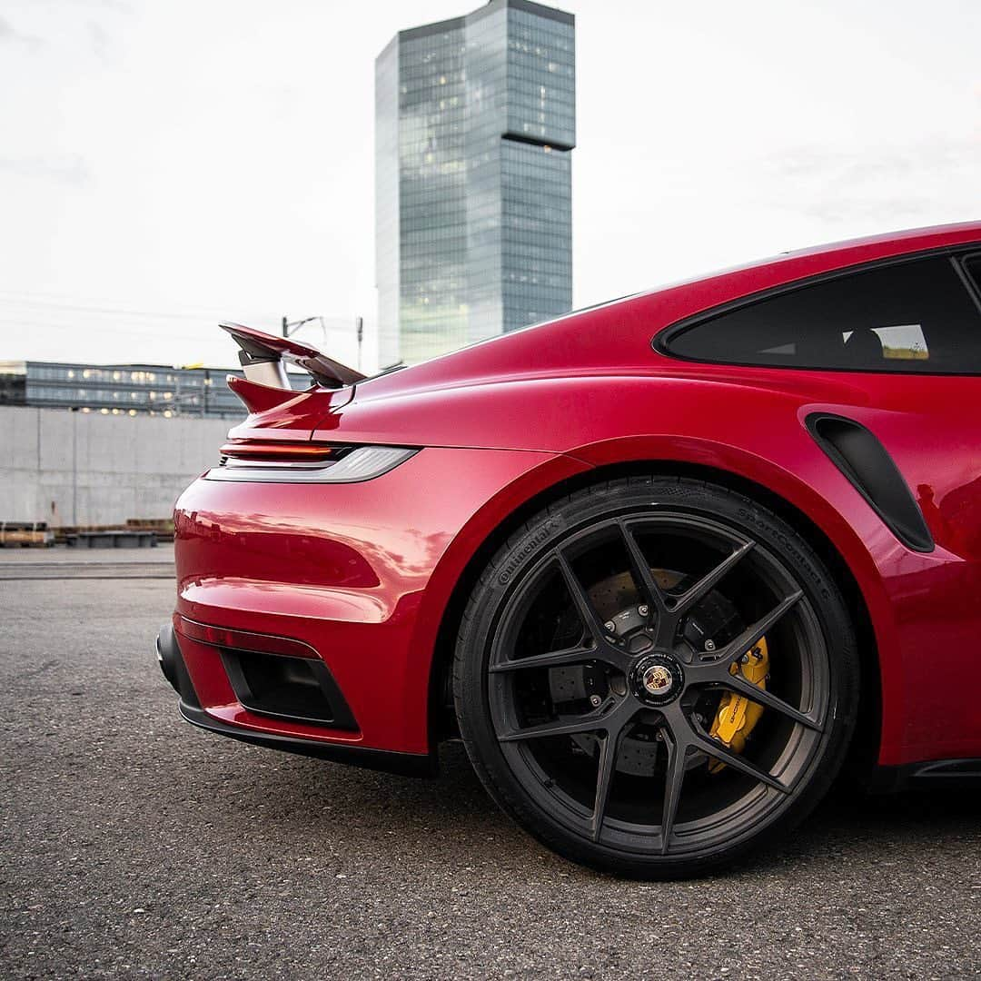 CARLiFESTYLEさんのインスタグラム写真 - (CARLiFESTYLEInstagram)「@autoweltschweiz Red Porsche 992  Turbo S looking HOT! #carlifestyle @vossen」11月10日 13時18分 - carlifestyle