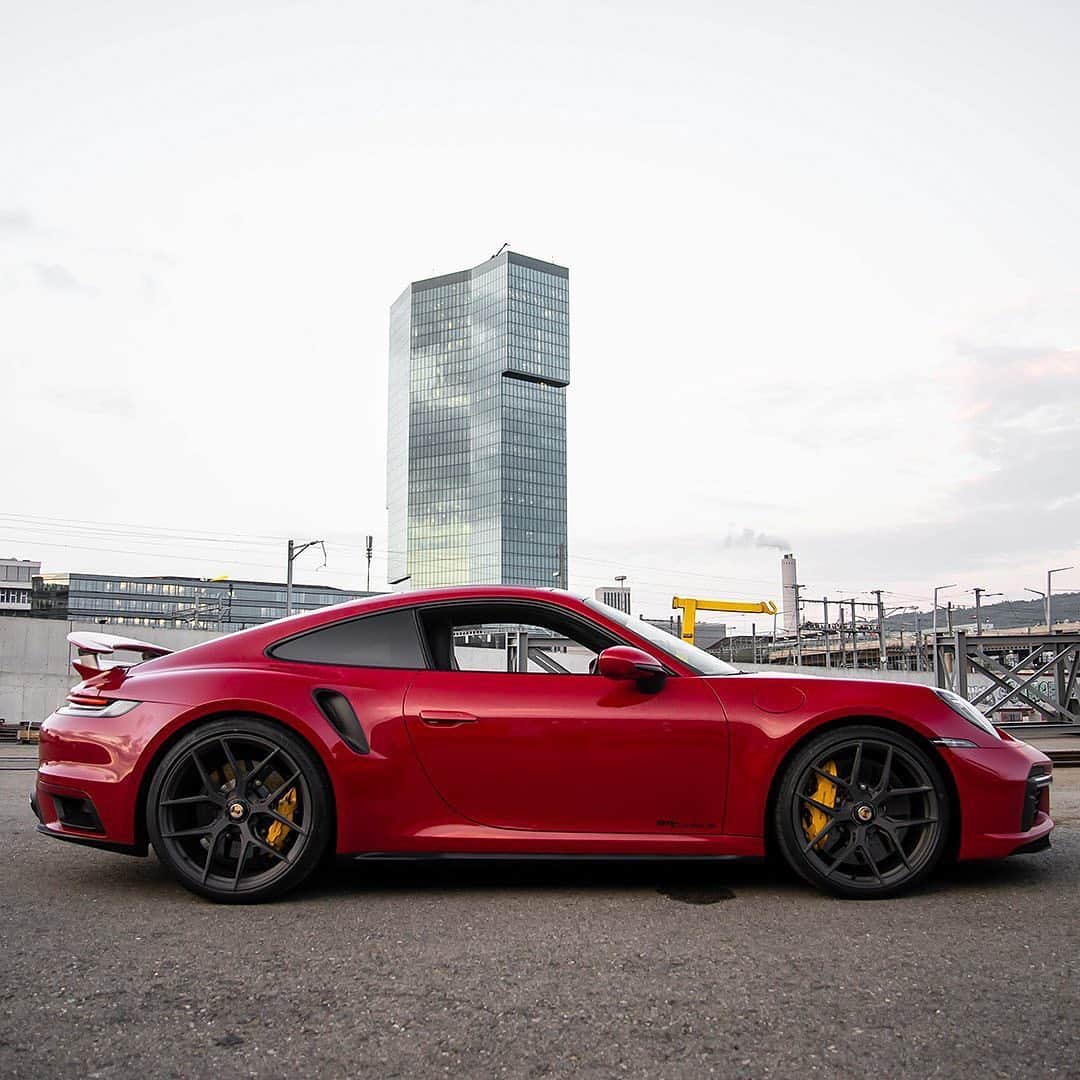 CARLiFESTYLEさんのインスタグラム写真 - (CARLiFESTYLEInstagram)「@autoweltschweiz Red Porsche 992  Turbo S looking HOT! #carlifestyle @vossen」11月10日 13時18分 - carlifestyle
