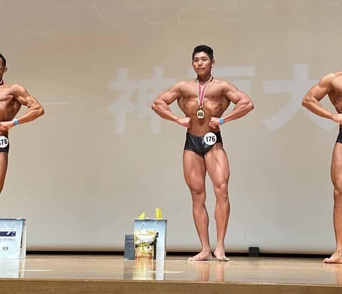 のインスタグラム：「こんにちは！ ・ 昨日もご来店誠にありがとうございマッスル💪 ・ 先日行われたマッスルゲートというコンテストでフレンドリーマッスルのちゃんが見事優勝致しました🙆‍♀️🙆‍♀️ ・ おめでとうございマッスル🎉🎉🎉 ・ もし来られる際はお電話もしくは各種SNSからご連絡お願い致しマッスル🙇‍♀️ ・ では、本日も19時よりお待ちしておりマッスル💪♫ ・ ーーーーーーーーーーーーーーーーーーーーー  北新地マッスルバー 大阪市北区堂島浜1-3-22 堂島タウン2F Tel:06-6344-8878  マッスルバーのブログ 北新地マッスルバーの筋肉生活 http://s.ameblo.jp/muscle-bar/  マッスルバーYoutube https://m.youtube.com/channel/UCSPbrv11kZU-I6NkllH489Q  #おはよう朝日、#あさパラ、#よーいどん、#エンカメ、等 ーーーーーーーーーーーーーーーーーーーーー #イケメン #マッチョ #筋トレ #北新地 #マッスルバー #スポーツバー #プロレス #総合格闘技 #ボディビル #フィジーク #ベストボディ #SSA #NPCJ #ワークアウト #トレーニング女子 #アルプロン #プロテイン #マイプロテイン #ifbb #shredded #インスタ映え」