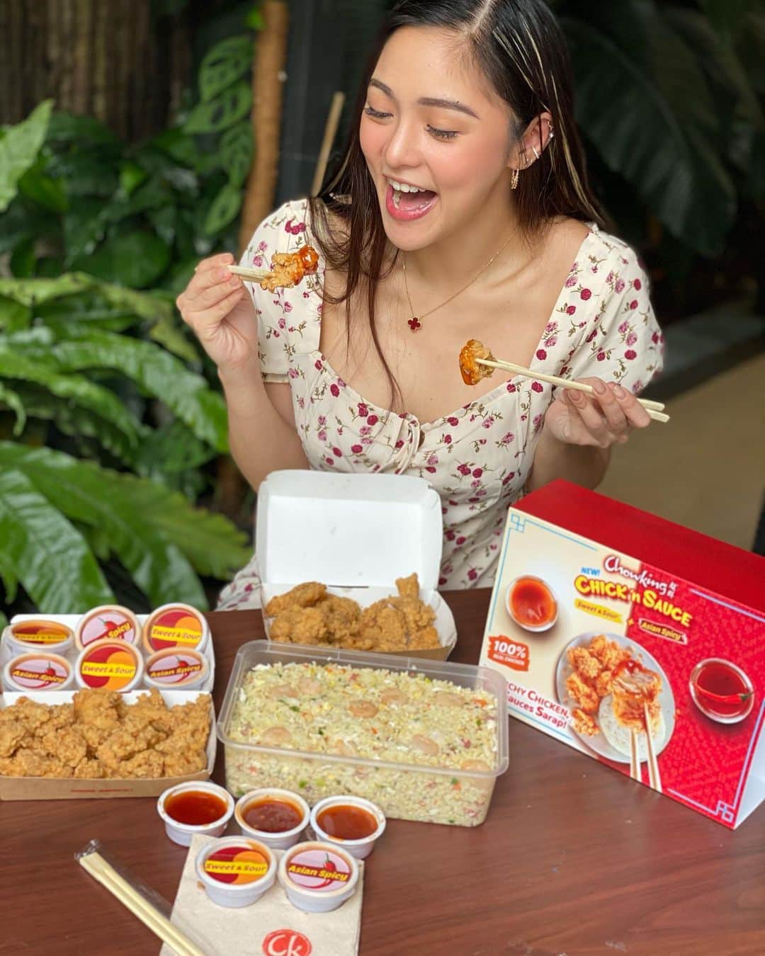 Kim Chiuさんのインスタグラム写真 - (Kim ChiuInstagram)「MY ULTIMATE COMFORT FOOD!!!❤️ @chowkingph good food really puts you in a good mood!!!🥰. . . New addition to my favorites in @chowkingph is the 𝑪𝑯𝑶𝑾𝑲𝑰𝑵𝑮 𝑪𝑯𝑰𝑪𝑲 𝒏’ 𝑺𝑨𝑼𝑪𝑬 made with 100% 𝐑𝐄𝐀𝐋 𝑪𝐇𝐈𝐂𝐊𝐄𝐍 it comes in two flavors of sauce 𝑺𝑾𝑬𝑬𝑻 𝒂𝒏𝒅 𝑺𝑶𝑼𝑹 𝒂𝒏𝒅 𝒎𝒚 𝒑𝒆𝒓𝒔𝒐𝒏𝒂𝒍 𝒇𝒂𝒗𝒆 𝒕𝒉𝒆 𝑨𝑺𝑰𝑨𝑵 𝑺𝑷𝑰𝑪𝒀!!! Soooo good!!! Nakaka happy!!!❤️. . . Order your CHOWKING CHICK N SAUCE NOW in your nearest Chowking branch or you can call for delivery the CHOWKING HOTLINE 9-88-88, grab food, food panda and lala food!!! Tara LETS CHAO!!!!❤️❤️❤️ soooooo gooood!!!!❤️. #ChowkingChicknSauce #ChowWithChiu」11月10日 13時22分 - chinitaprincess