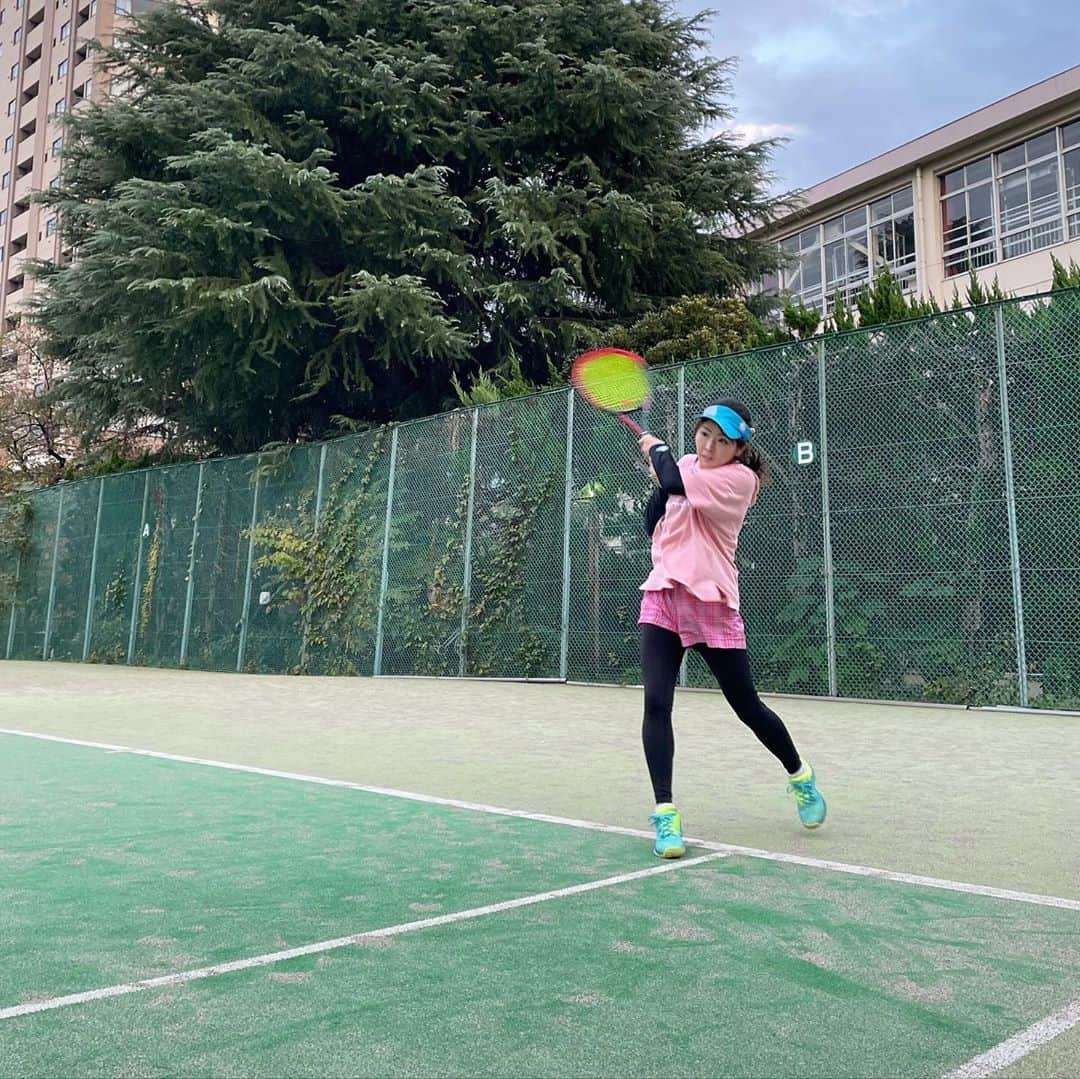 楪望さんのインスタグラム写真 - (楪望Instagram)「インパクトの時って…私こんな顔してるんだ…🙄…😬 🎾💥🎾💥🎾💥🎾💥 * #tennis #テニス #テニス女子 #バックハンド #ストローク #インパクト #sports #🎾」11月10日 13時32分 - nozomi_yuzuriha_official