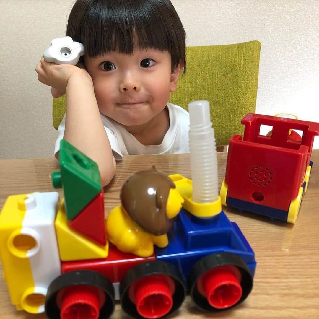 こどもちゃれんじ【公式】さんのインスタグラム写真 - (こどもちゃれんじ【公式】Instagram)「【1・2歳のお子さま向け〈ぷち〉が届いた様子のご紹介】 ・ 1・2歳のお子さま向け〈こどもちゃれんじぷち〉ご受講中の @hrhnsmtn さんが教材を楽しむお子さまの様子を投稿してくださいました😆 ・ ******************************** ・  色んなパーツを組み合わせ 知らない間に作ってた😳✨✨✨ 我が息子ながら感心😌  成長を感じるなぁ☺️💕  ・ ********************************  お子さまの「できた！」の表情がとっても素敵です🎶 色々な教材を組み合わせて楽しんでいただけて嬉しいです✨ これからもたくさんご活用くださいね☺️  これからも夢中が続く教材をお届けして参りますのでどうぞお楽しみに❣️ ・ 今ご入会いただくと「いろりんのおしゃべりマトリョーシカ」や「音と光のキッチンセット」がセットになった12月特大号をお届けしています✨この機会に入会をご検討いただけたら嬉しいです🙌 ・ 引き続き<こどもちゃれんじ>の教材でうまれた、成長エピソードや、「楽しい！」「できた！」の体験談も大募集中です🙆‍♀️ ・ 投稿いただいたかたの中から抽選で、毎月10名様に500円分のAmazonギフト券をプレゼント🎁 ぜひ、すてきな体験談をお寄せください！お待ちしています‼️ ・  ■応募方法 【STEP 1】インスタグラムの<こどもちゃれんじ>公式アカウントフォローしてください。（すでにフォローされているかたも対象です） ・ 【STEP 2】「<こどもちゃれんじ>の教材で親子の時間が変わった、楽しくなった！」など、教材エピソードを教えてください。 ・  【STEP 3】#濃い時間みつけ隊　#しまじろう　@kodomochallenge　の３つを本文につけて投稿！ ・ ■ご注意 使用にあたりご承諾いただきたいこと・注意事項は下記ページに記載しております。 ご承諾いただいたかたのみ、本キャンペーンにご投稿ください。 http://shimajiro.jp/kiyaku ・ 期間：2020年11月1日～2020年11月30日まで ・ ※本キャンペーンは株式会社ベネッセコーポレーションによる提供です。本キャンペーンについてのお問い合わせはAmazonではお受けしておりません。 ページ下「キャンペーンに関するお問い合わせ窓口」までお願いいたします。 ※Amazon、Amazon.co.jp およびそれらのロゴはAmazon.com, Inc.またはその関連会社の商標です。 -------------------------------------------- 【お問い合わせ先】 電話番号：0120-896-667　 営業時間：9:00~21:00（年末年始を除く） -------------------------------------------- #濃い時間みつけ隊 #こどもちゃれんじ #しまじろう #親子 #親子で #親子で楽しむ #子育ての工夫をシェアしよう #キャンペーン #ハッシュタグキャンペーン #保育園 #幼稚園 #おうち時間 #おうちじかん #こどもちゃれんじぷち #1歳 #1才 #2才 #2歳 #幼児教育  #benesse #ベネッセ #キッチンセット #いろりん #知育玩具」11月10日 13時30分 - kodomochallenge