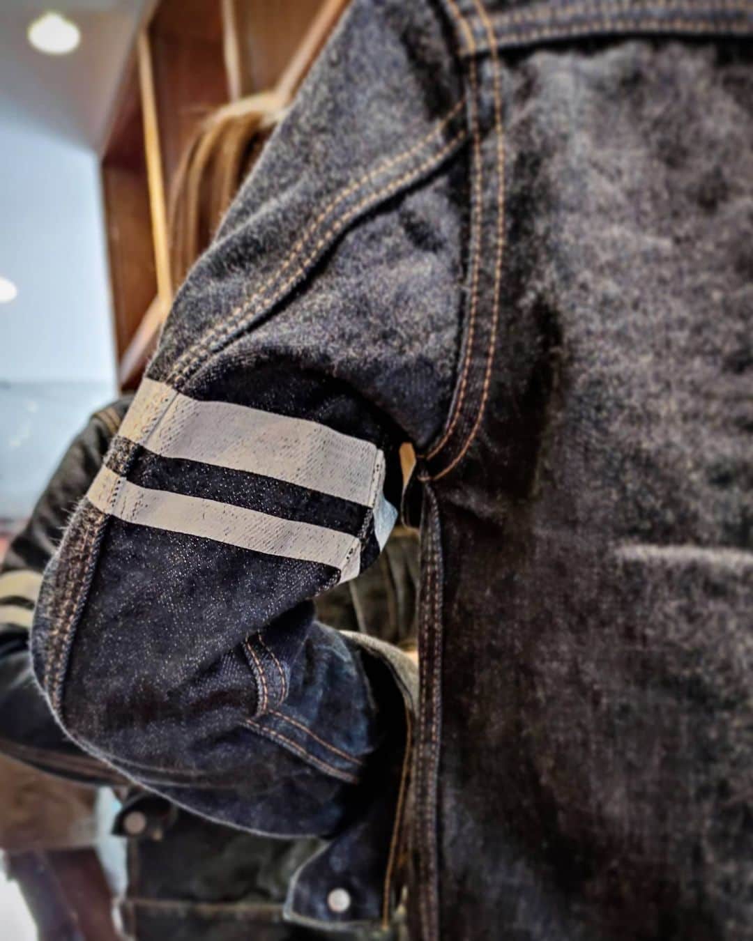 momotarojeansのインスタグラム：「GTB stripes on Jacket. デニムジャケットの出陣ライン。」