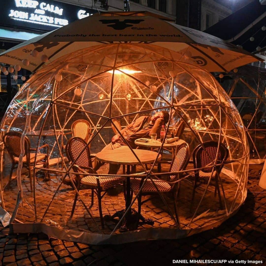 ABC Newsさんのインスタグラム写真 - (ABC NewsInstagram)「Man sleeps inside a protection bubble, used by a bar for its customers as part of coronavirus social distancing measures, during a newly-instated curfew in Bucharest.」11月10日 18時57分 - abcnews