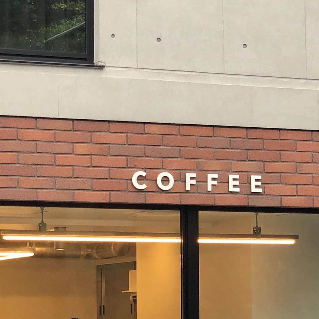 isutaさんのインスタグラム写真 - (isutaInstagram)「フォルムがかわいいむっちりプリン♡﻿ ﻿ ﻿ 東京都・浅草橋にある「WESTSIDE COFFEE（ウエストサイド コーヒー）」は、シンプルな店内がおしゃれな韓国風のカフェ。﻿ ﻿ ﻿ 中でもかわいらしいフォルムの固めプリンがIG上で話題です。﻿ ﻿ ﻿ 少し重みがあってむっちりとした食感が特徴的なプリンは、甘すぎず上品な味。﻿ ﻿ ﻿ 程よい酸味のきいた、優しいコーヒーとも相性抜群なんだそう♪﻿ ﻿ ﻿ 【WESTSIDE COFFEE】﻿ 住所：東京都台東区柳橋2-16-16 1F﻿ 営業時間：8:00～17:00﻿ 定休日：水﻿ ﻿ ﻿ photo by﻿ @i__rouge﻿ @yimic0411﻿ @0chestnut﻿ @meaning_mystywoman﻿ @kanasanpo_1106﻿ @___3e____﻿ ﻿ ﻿ #isuta #イスタ #isutapic﻿ #isutacafe #カフェ巡り #おしゃれカフェ﻿ #カフェスタグラム #東京カフェ #東京カフェ巡り﻿ #cafe #浅草橋カフェ #蔵前カフェ ﻿ #westsidecoffee #カフェ活﻿ #cafestagram #カフェ #カフェ好き﻿ #お洒落な人と繋がりたい #喫茶店﻿ #カフェ好きな人と繋がりたい」11月10日 18時59分 - isuta_jp