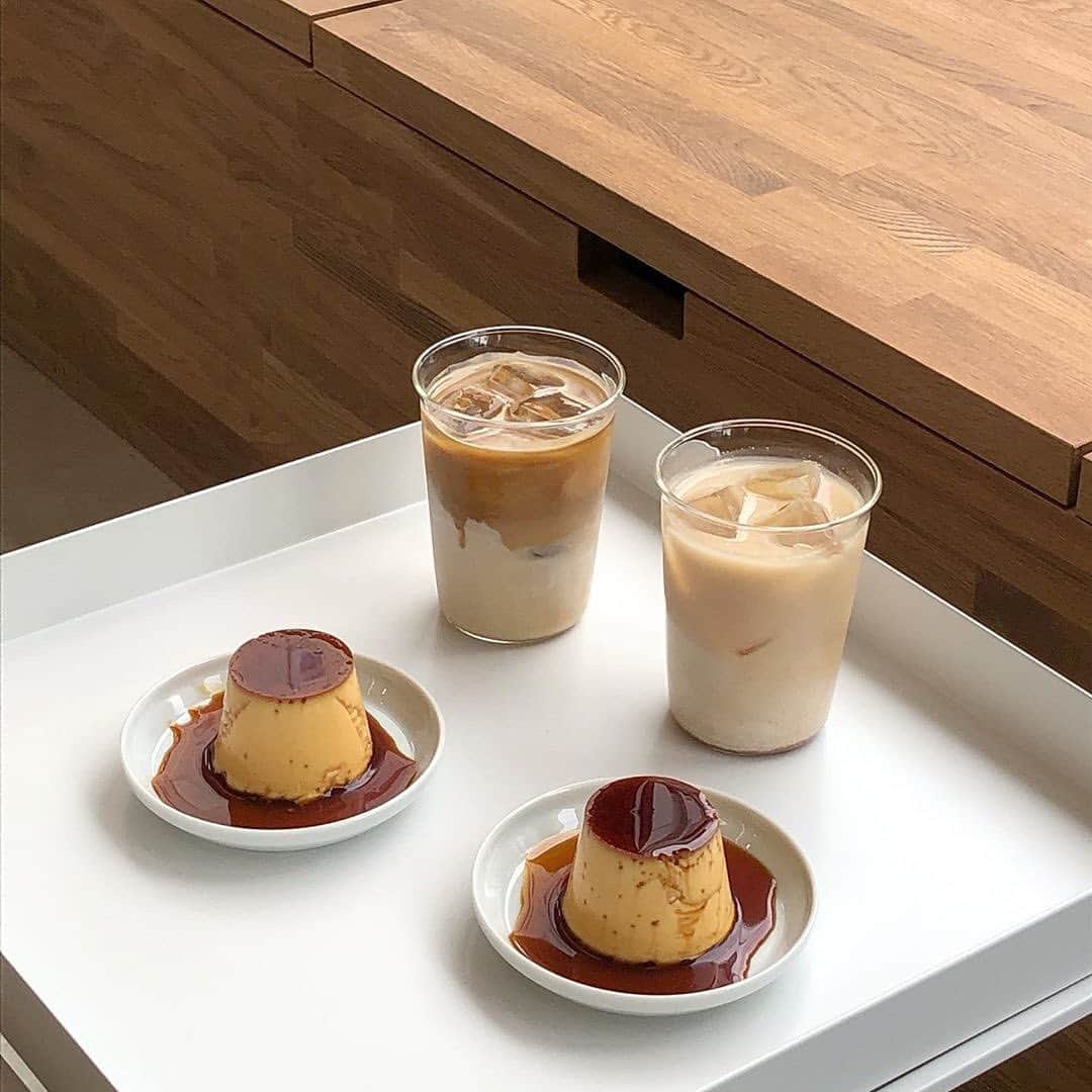 のインスタグラム：「フォルムがかわいいむっちりプリン♡﻿ ﻿ ﻿ 東京都・浅草橋にある「WESTSIDE COFFEE（ウエストサイド コーヒー）」は、シンプルな店内がおしゃれな韓国風のカフェ。﻿ ﻿ ﻿ 中でもかわいらしいフォルムの固めプリンがIG上で話題です。﻿ ﻿ ﻿ 少し重みがあってむっちりとした食感が特徴的なプリンは、甘すぎず上品な味。﻿ ﻿ ﻿ 程よい酸味のきいた、優しいコーヒーとも相性抜群なんだそう♪﻿ ﻿ ﻿ 【WESTSIDE COFFEE】﻿ 住所：東京都台東区柳橋2-16-16 1F﻿ 営業時間：8:00～17:00﻿ 定休日：水﻿ ﻿ ﻿ photo by﻿ @i__rouge﻿ @yimic0411﻿ @0chestnut﻿ @meaning_mystywoman﻿ @kanasanpo_1106﻿ @___3e____﻿ ﻿ ﻿ #isuta #イスタ #isutapic﻿ #isutacafe #カフェ巡り #おしゃれカフェ﻿ #カフェスタグラム #東京カフェ #東京カフェ巡り﻿ #cafe #浅草橋カフェ #蔵前カフェ ﻿ #westsidecoffee #カフェ活﻿ #cafestagram #カフェ #カフェ好き﻿ #お洒落な人と繋がりたい #喫茶店﻿ #カフェ好きな人と繋がりたい」