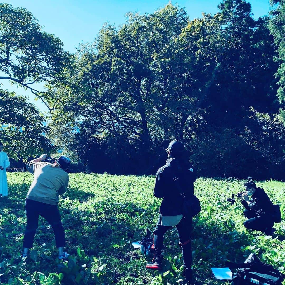 のインスタグラム：「昨日は新曲のジャケットとmv撮影でした。  大好きなデザイナーのかずえさんと いつもメイクをお願いする奥まりさんに会え  そして群馬の若いクリエイターさん達とものづくり。  下手したら産めるな的な年齢の方と何かできるのも嬉しい笑笑」
