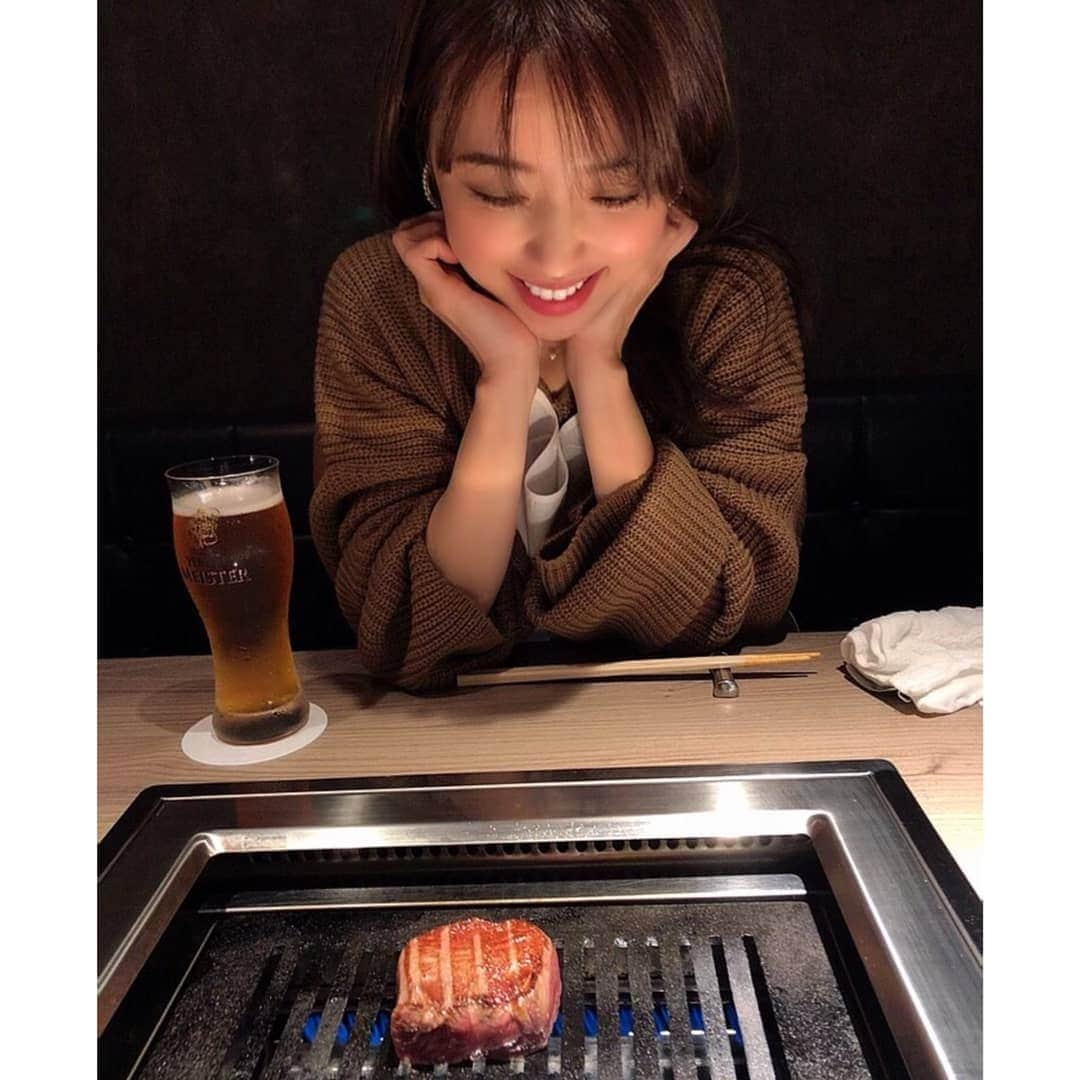 垰智子さんのインスタグラム写真 - (垰智子Instagram)「全席完全個室でお部屋専属の焼き師が付いてくれる贅沢なお店『牛 GYU 』@gyu_funabashi で美味しいお肉を堪能してきました🐂💕 . 牛Sコースを頂いたんだけど、 とにかく本当にすべてが美味しいの♡ . 牛タンの厚さにも感動したけど、シャトーブリアンも柔らかくて最高だったぁ💕😍 . シャトーブリアンはサンドにして、特上A5サーロインは焼きしゃぶで頂いたよ✨ . 焼き師の人が焼いてくれるから美味しい頃合いで食べれるところもいいよね😘 . 実は、私、ユッケとか苦手なんだけど、ここのは美味しくて全部ペロッと食べちゃったくらい、コースの最初から最後まで本当に全部、美味しかったぁ🐮 . 本当にまた行きたい☺ というかまたすぐ行きたくなる美味しさだからオススメ💕😍 . . #牛gyu #船橋 #船橋焼肉 #完全個室 #焼師 #yakiniku #焼肉 #肉 #シャトーブリアン #お気に入りのお店 #restaurant #美味しい #牛 #グルメ女子 #お肉」11月10日 19時00分 - taotao_tomo