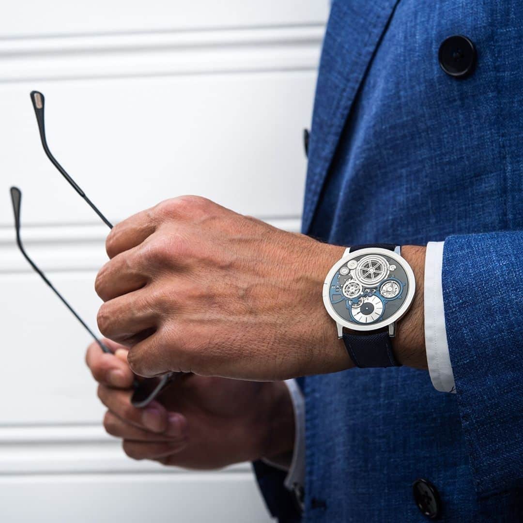 ピアジェさんのインスタグラム写真 - (ピアジェInstagram)「From 𝑫𝒓𝒂𝒘𝒊𝒏𝒈 𝑩𝒐𝒂𝒓𝒅 to your 𝒘𝒓𝒊𝒔𝒕, the #PiagetAltiplano Ultimate Concept timepiece was developed and produced entirely in-house with our 𝑹𝒆𝒔𝒆𝒂𝒓𝒄𝒉 𝒂𝒏𝒅 𝑰𝒏𝒏𝒐𝒗𝒂𝒕𝒊𝒐𝒏 division. For six years, the team worked on a prototype, re-inventing the 𝒄𝒐𝒅𝒆𝒔 of watchmaking for a watch that feels like second-skin on the wrist, at a mere 2mm thick. - #Piaget #WatchShot #Watchmaker #WhatsOnYourWrist #Watchonista @watchonista」11月10日 19時00分 - piaget