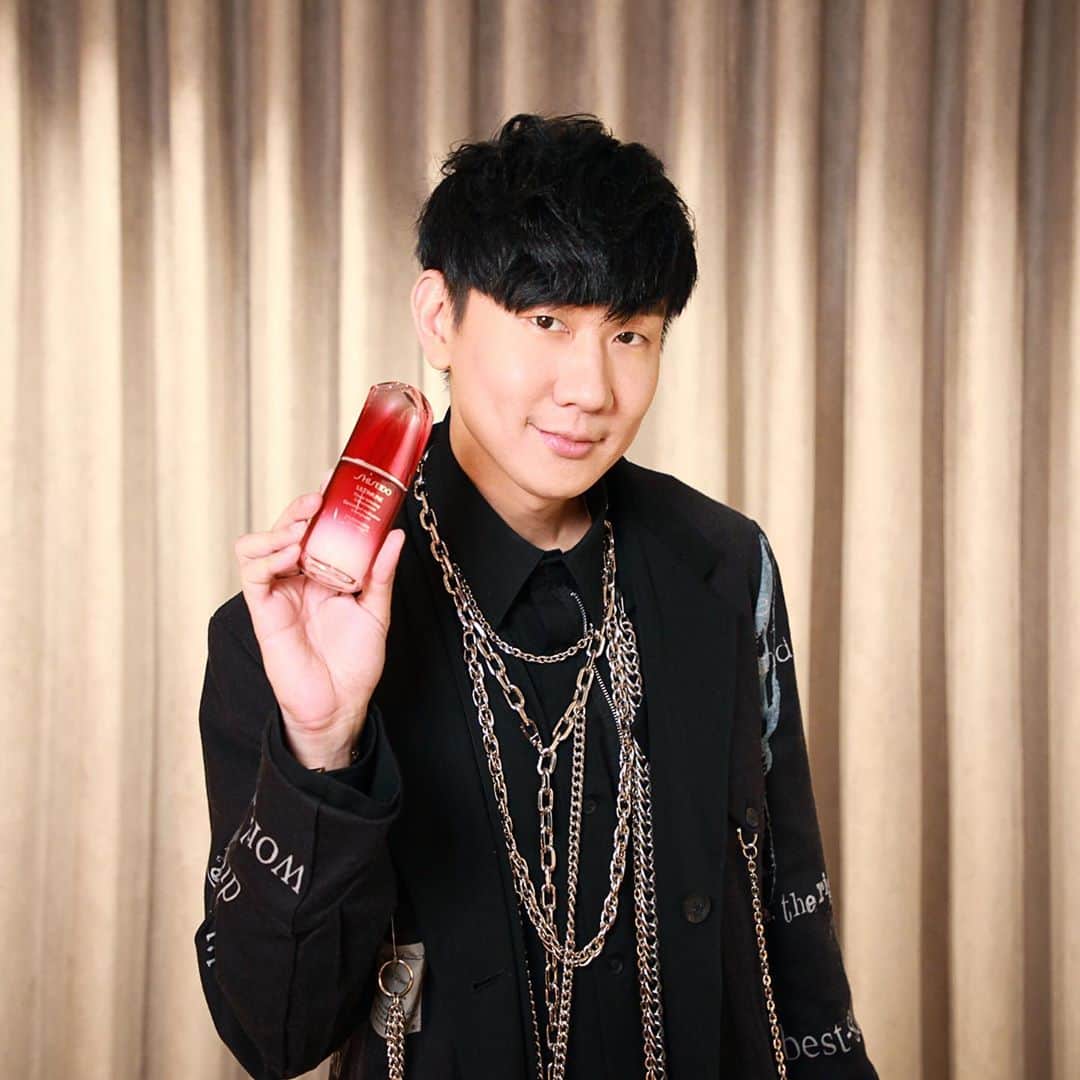 林俊傑のインスタグラム：「⠀ 讓我帶著最強精華 #資生堂小紅瓶 ，11月14日和你們約好SOGO忠孝圓形廣場見，不能來的也能在 SHISEIDO 資生堂國際櫃 收看直播，活動會送出資生堂小紅瓶，11/14 14:30 (GMT+8) 不見不散！⠀ ⠀ Catch me at SOGO Zhongxiao Square (1st floor) or @shiseido FB live stream on November 14th 14:30 (GMT+8). I will be there with my anti-aging Shiseido Ultimune Serum, see you!⠀ ⠀ #資生堂小紅瓶⠀ #1彈2嫩3透亮」