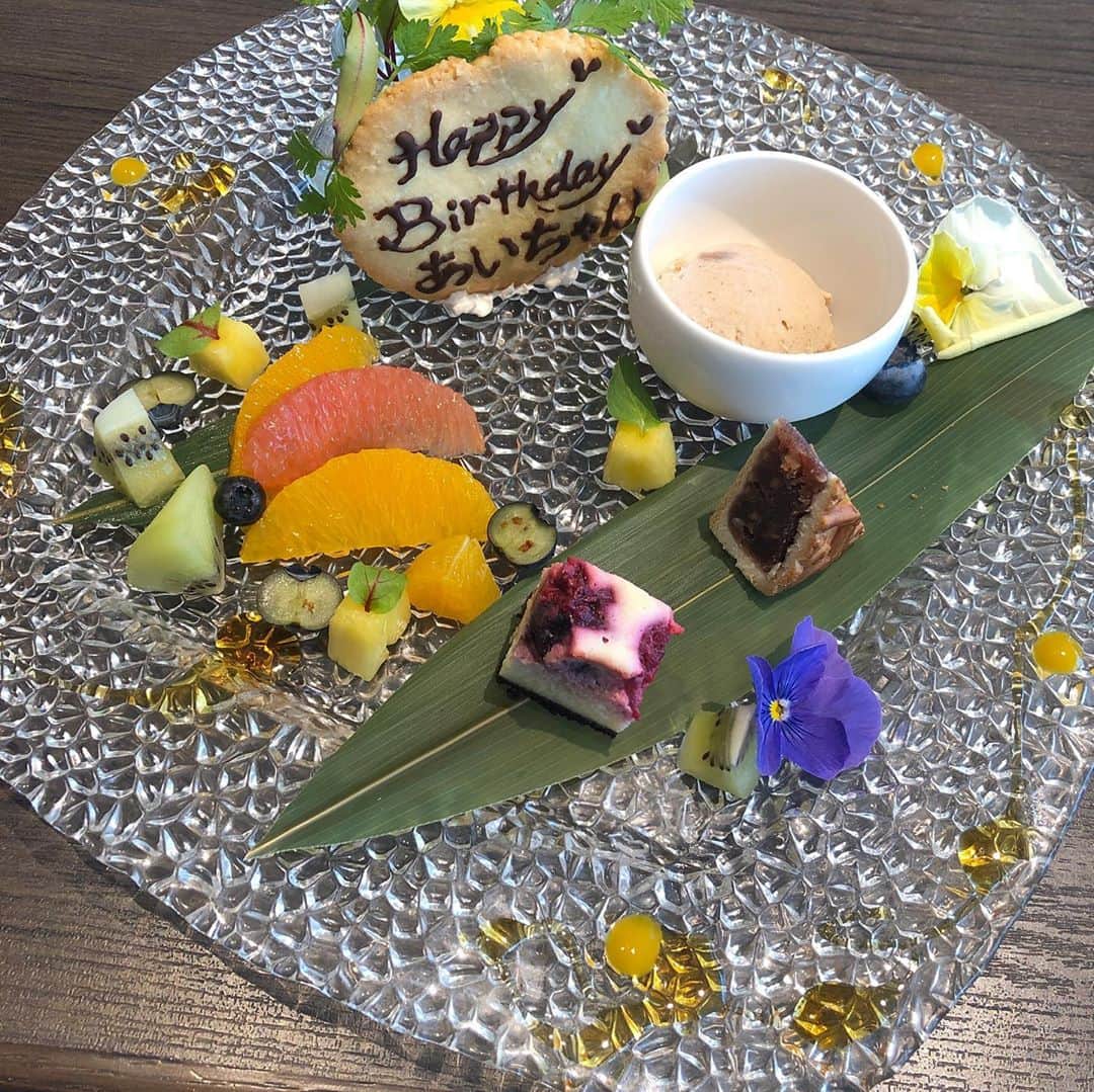 吉永愛さんのインスタグラム写真 - (吉永愛Instagram)「大好きなChikaさんとやっとお会いできました❤️ 自粛、教習所…と、いつぶりだろう〜🤣いつも、お仕事のこと。。人生のこと…お話がつきませんが、ワンちゃんの空'nをお迎えになったので、ワンちゃんの話で盛り上がりました🐶早く会いたいなあ〜❤️そして、我が家のゆきまるとも遊ばせたいです！ お料理も美味しくて、まさかのサプライズお誕生日🎂㊗️嬉し過ぎました✨ありがとうございました😊💕 ワンちゃんの可愛いマスクケース😍マスクケース持ってなかったので…大切に使います✨✨ #ランチ #女子会 #お祝い #お誕生日 #感謝 #中華 #銀座アスター #目黒グルメ #マスクケース」11月10日 19時01分 - a.i.yy