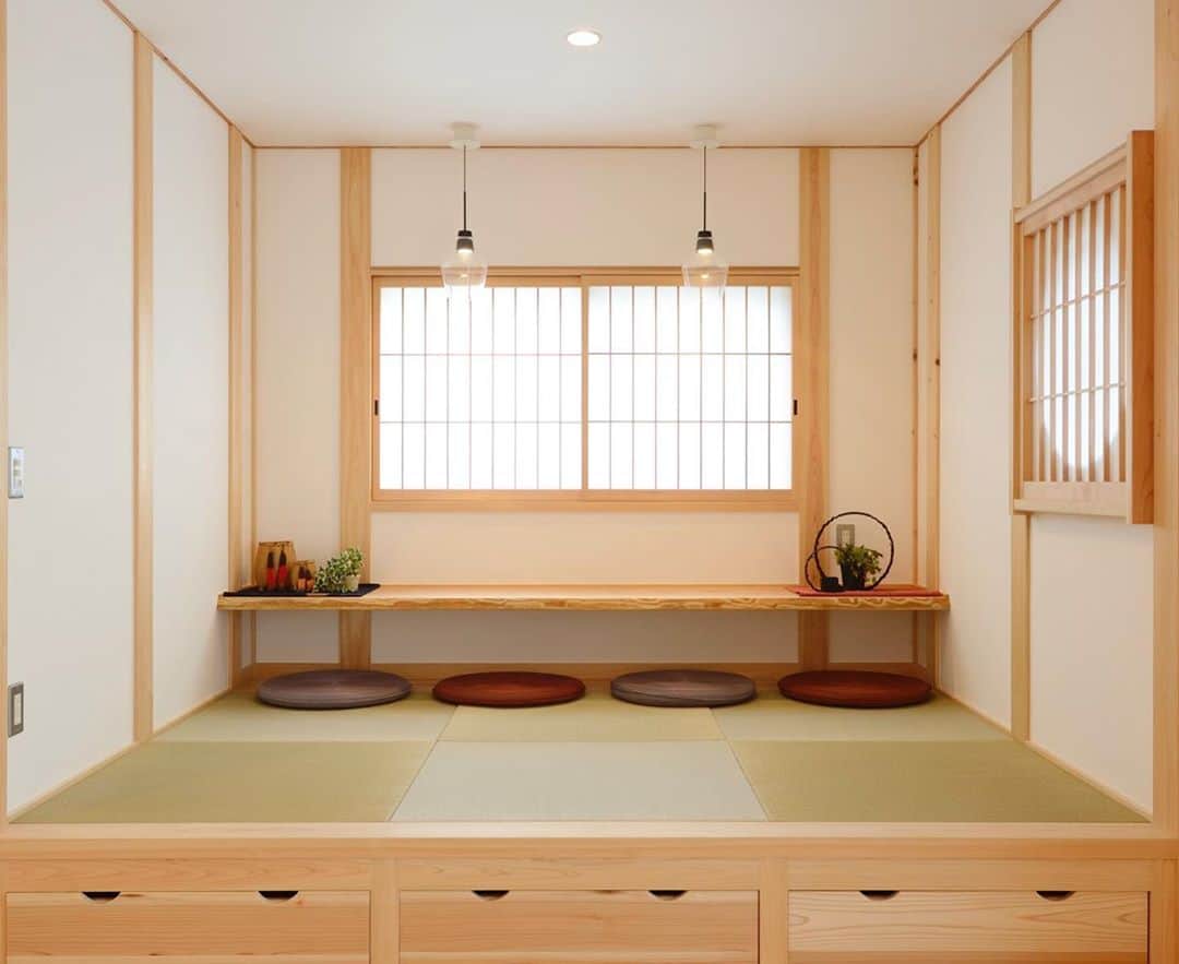 荒川建設株式会社さんのインスタグラム写真 - (荒川建設株式会社Instagram)「📌「小上がり和室のある家」  和室も小上がりやフラット、離れ、など様々なタイプがありますが、しげやで人気はやはり"小上がり"タイプです。  床に高さを設ける事で、下に収納スペースができたり、腰を掛けてソファー代わりにしたり、気軽にごろんと横になれる、など利点も多いです。  最近では畳の色や障子のデザインも色々あるので、モダンやナチュラル、和風などお部屋の雰囲気も自由に変えられますね。  #木の家#小上がり和室#自然素材の家#しげや暮らし#滋賀の家#しげや#荒川建設株式会社」11月10日 13時34分 - arakawa_cc