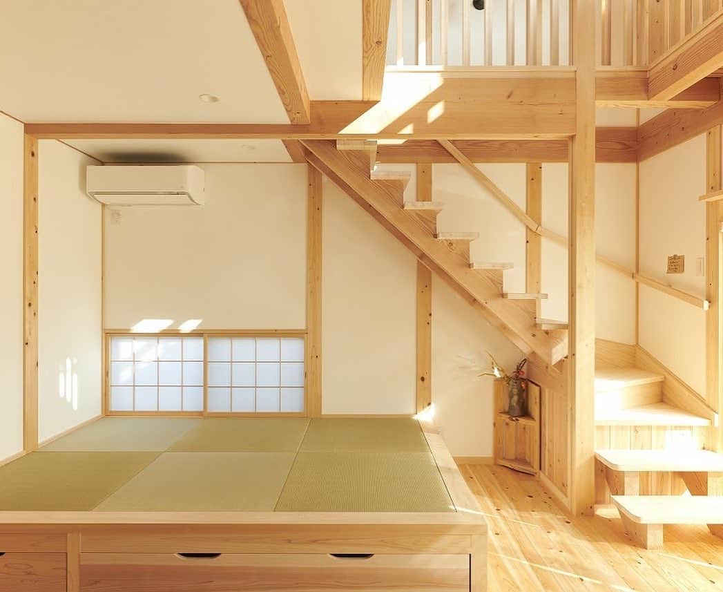 荒川建設株式会社さんのインスタグラム写真 - (荒川建設株式会社Instagram)「📌「小上がり和室のある家」  和室も小上がりやフラット、離れ、など様々なタイプがありますが、しげやで人気はやはり"小上がり"タイプです。  床に高さを設ける事で、下に収納スペースができたり、腰を掛けてソファー代わりにしたり、気軽にごろんと横になれる、など利点も多いです。  最近では畳の色や障子のデザインも色々あるので、モダンやナチュラル、和風などお部屋の雰囲気も自由に変えられますね。  #木の家#小上がり和室#自然素材の家#しげや暮らし#滋賀の家#しげや#荒川建設株式会社」11月10日 13時34分 - arakawa_cc