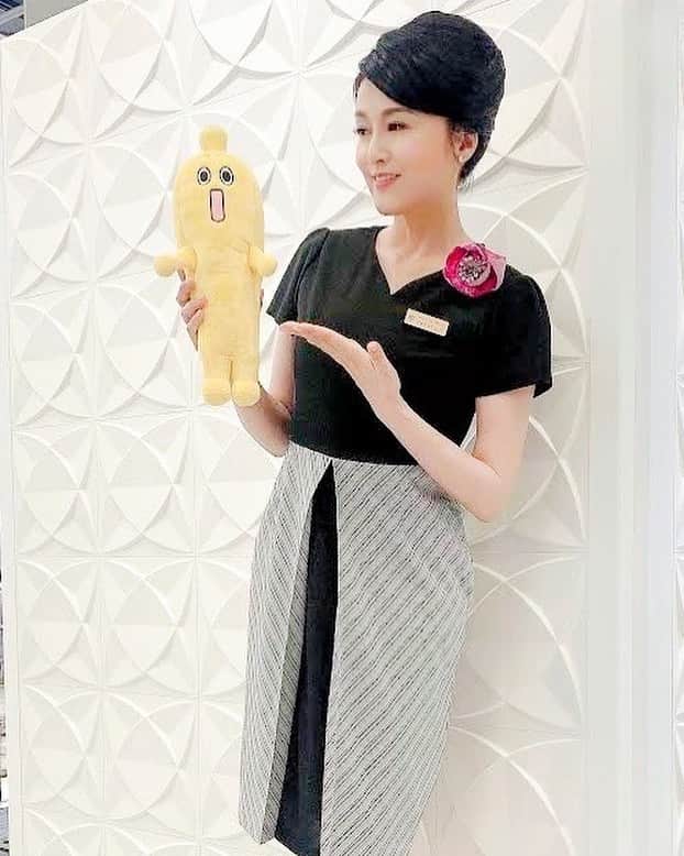 だから私はメイクする【公式】のインスタグラム：「・ #だから私はメイクする 明日放送の最終回に登場する 熊谷さんの恩師であり憧れの存在、 猫田ひかる役を演じるのは #藤原紀香 さん🥰💕  #ナナナ を持ってもらいました✨  #神崎恵 さんも好きだとおっしゃっていた 猫田さんのセリフにもご注目ください🙌  第6話は明日深夜0:58〜 是非ご覧ください💄💋」