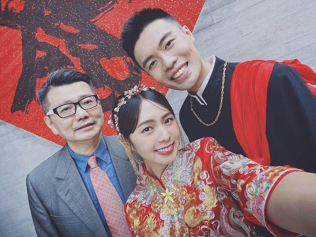 Dewi Chienのインスタグラム：「前世情人 vs. 今世情人， 發現三個人酒窩都長在同一邊⋯⋯可怕的巧合？！」
