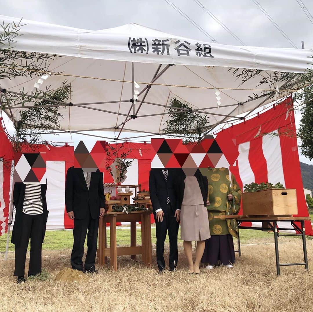 ONLY ONE HOUSE 株式会社 新谷組のインスタグラム：「. #新谷組地鎮祭 . 先日、11月6日に小浜市にて M様邸の地鎮祭が執り行われました👏 . 地の神様を鎮めお施主様ご家族様の ご繁栄と工事の安全を祈願し滞りなく終了致しました。  M様、この度は誠におめでとうございます。 M様とのご縁に感謝致します🌱   ＿＿＿＿＿＿＿＿＿＿★＿＿＿＿＿＿＿＿＿＿  ˗ˏˋ 内覧会情報  ˎˊ˗  OPEN HOUSE  in 小浜 2020.11.14 sat  10:00-17:00 2020.11.15 sun  10:00-16:00  今回は両日とも一般公開🏴  お家づくりの参考になるポイントが盛り沢山の 内覧会となっておりますので、是非この機会に 実際にご覧になりご体感ください。  建築家と作る憧れの暮らし - A Special Life -  「家族の想いをより良いカタチに」 newest architect 他多数の有名建築家がご提案  今回はご来場につき1グループ様に1つ お米2キロプレゼント！！！  ぜひお越しください👩🏻‍💼✨  ※新型コロナウイルス感染拡大を考慮し、 ご予約優先とさせて頂きますので、 ご予約がない場合は、お待ちいただくことが ございますので何卒ご了承ください。  ☎ご予約頂ければスムーズにご案内が出来ます。 さらに・・・・・ ご予約特典もございます 何卒ご理解ご協力の程お願い申し上げます。　     ＿＿＿＿＿＿＿＿＿＿★＿＿＿＿＿＿＿＿＿＿  . . ⚀ 本社TEL  0770-78-1255 ⚁ 事務所TEL  0770-59-2552 ⚂ E-Mail  shintanigumi@outlook.jp ⚃ 新谷組HP  http://www.shintanigumi.jg .  #新谷組#おおい町#舞鶴市#高浜町#小浜市#敦賀市#若狭町#美浜町#新築#一戸建て#外構工事#改修工事#シンプルライフ#マイホーム#マイホーム計画#注文住宅#デザイン住宅#自由設計#工務店#金属サイディング#無垢材#ジョリパット#家事楽動線#間取り  #ONLY_ONE_HOUSE_新谷組」