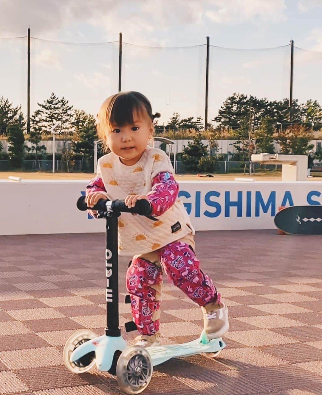 高橋菜摘のインスタグラム：「🛴 . . 娘ちゃん愛用の押し3輪車🤍 椅子取るとキックボード🛴になるから 先日2歳になったし乗せてみたら にーにの見てるからかいきなり 片足でキックする姿に親バカ両親感動🥺 ストライダーもそろそろ乗せてみよう . そんな時にタイミング良く 軟式プロテクターが届きました🤍 とっても柔らかいから付けやすくて ちゃんとガードしてくれる🙆‍♀️ しかも柄が可愛い〜💓 手首パッドも入ってた🙌 今年はこれ付けてスノーボードだね🏂 まだ2歳くらいの幼児には軟式がいい💯 兄のは別postで👦🏽 . 私はAmazonでGetしたよっ🙂 最大15％OFFのAmazonクーポンを 提供してもらったから良かったら使ってね！ ➤割引コードSIMPLYKIDS15 . . . . #キッズプロテクター #2歳 #キックボード  #軟式プロテクター #ストライダー #キックスクーター  #女の子ママ #女の子 #公園 #ストライダーキッズ  #スノーボードキッズ #キッズモデル #公園 #湘南」