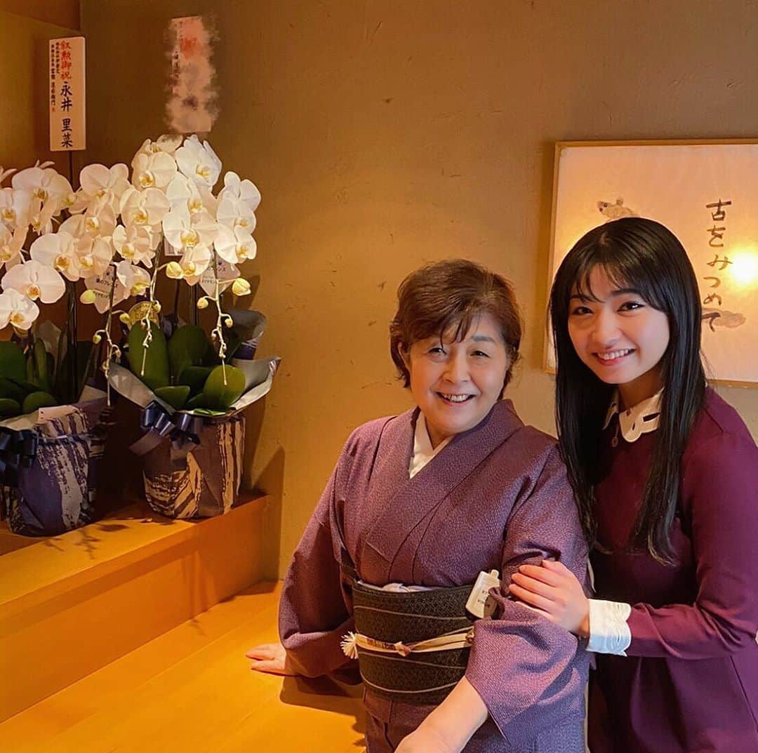 永井里菜のインスタグラム：「. . ３代目さんのお父上様。 秋の叙勲おめでとうございます🎊㊗️ 本当に凄すぎます✨👏🏻👏🏻👏🏻✨ . きみこばぁばと記念写真🥰❤️❤️❤️ . 至福の時。 . #日本橋伊勢定本店」