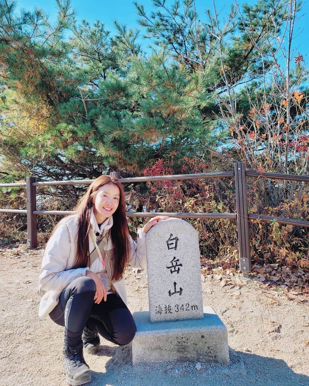 イ・シヨンさんのインスタグラム写真 - (イ・シヨンInstagram)「#북악산 52년 무려 반세기만에 시민들에게 공개되어진 북악산북측🌿한양도성길💃💯❤ 오늘 다녀왔어요. 52년동안 닫혀있었기에 엄청나게 많은 식물종들과 아름다운 자연이 잘 보존되어있어요. 우리에게 돌아왔지만 앞으로 우리가 또 잘지켜나가야하는 북악산! 가는길내내 너무 예쁘더라구요😍😍😍ㅎㅎㅎ 산책하기에  좋은거같아요.지루하지도 않고 아기자기 볼것들도 많구요! 다만 군사시설과 청와대가 가까이 있어서 입산시간에 제한이 있으니 참고하세요(11월은 오전9시부터 5시까지에요.반려견과는 같이갈수없습니다😭) 야간에는 북악산바로 옆에 있는 #인왕산 으로 가면 됩니다! #땀나는티비 #곧만나요.우리👍」11月10日 14時16分 - leesiyoung38