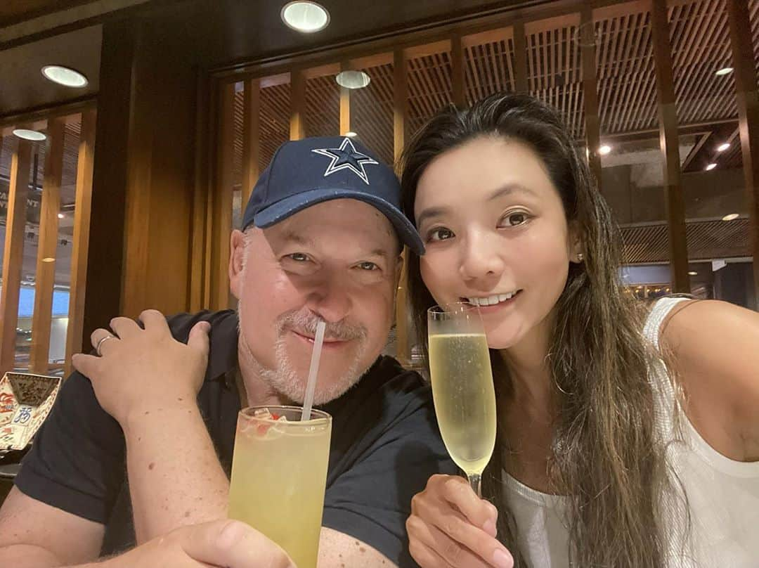 和央ようかさんのインスタグラム写真 - (和央ようかInstagram)「Cheers 🥂   かんぱーい🥂皆さま、お元気ですか？  #takakoworldstylin🌎 #lifestyle #hawaii #cheers @frank.wildhorn」11月10日 14時09分 - yokawao0215