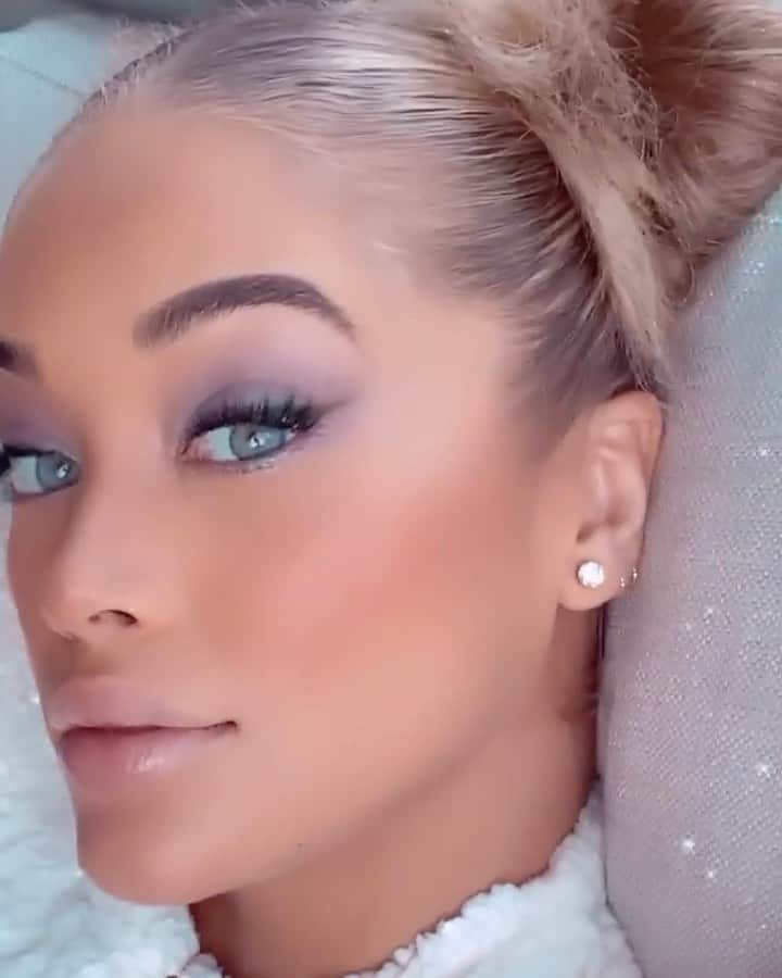 ジャスミン・サンダースのインスタグラム：「Makeup by Me 💜 Using @patmcgrathreal eye shadow pallets, foundation, and concealer 💜」