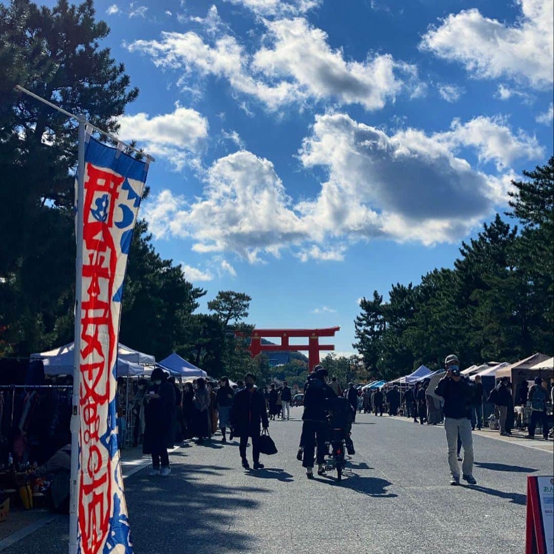 彩住宅のインスタグラム：「平安蚤の市へ。  いい季節です🍁」