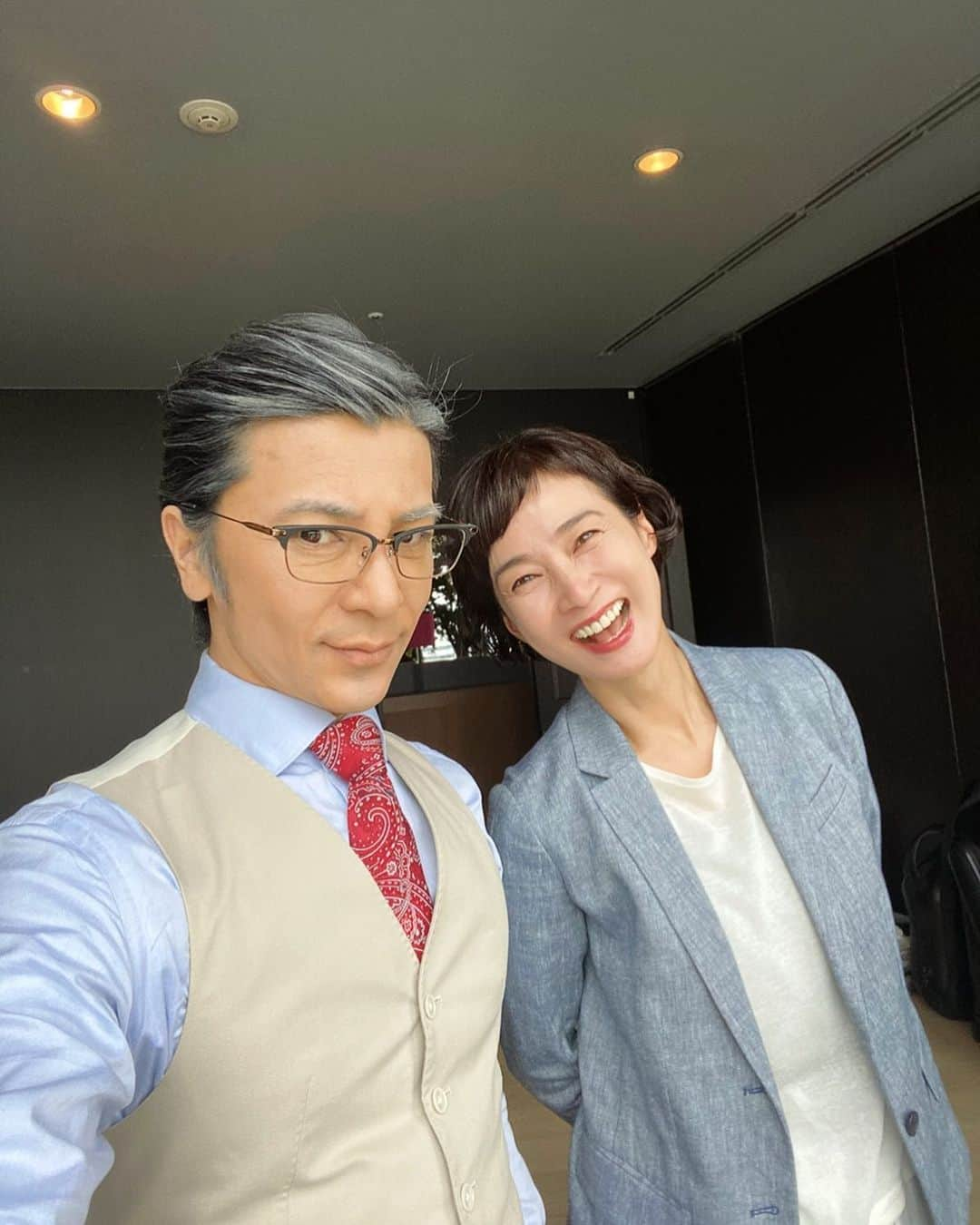 武田真治さんのインスタグラム写真 - (武田真治Instagram)「2020.11.8.#NHKbsプレミアム『#一億円のさようなら』第7話をご覧頂いた皆様ありがとうございました☆ 僕の役「木内」はもちろん今週もイヤな奴でしたね~🧟‍♂️ また言いますが「役」ですからねっ！ そこんところご理解下さいよ！！さて、この物語を誰よりも引っ掻き回すミステリアスな「夏代」を演じてらっしゃる#安田成美 さんとツーショットセルフィー撮らせて頂きました📸 僕ら世代の憧れの的🚀 今なお、お美しく瑞々しい🧜‍♀️ ご一緒させて頂き光栄です✨ さぁ、来週はいよいよ最終回❗️ 反撃を宣言した夏代はなにをする？ その時、木内は？？ 鉄平は？？？ お楽しみに〜٩(^‿^)۶ #老けメイク #武田真治」11月10日 14時14分 - shinji.takeda