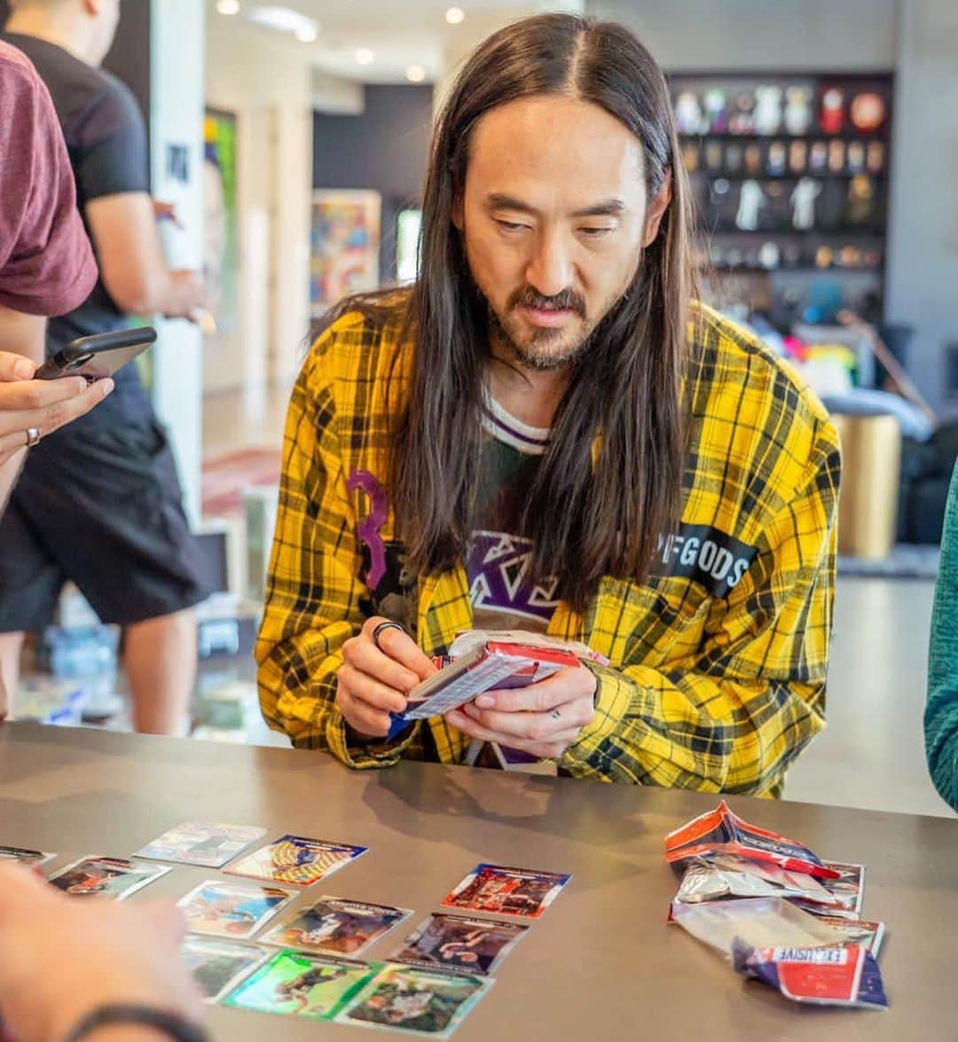 スティーヴ・アオキさんのインスタグラム写真 - (スティーヴ・アオキInstagram)「Pokémon or sports cards? U choose @aokiscardhouse」11月10日 14時19分 - steveaoki