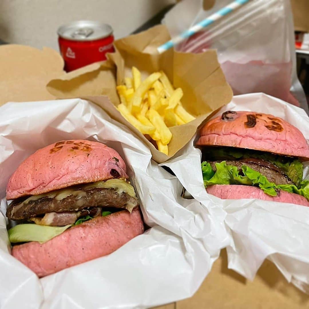 松浦麻里奈さんのインスタグラム写真 - (松浦麻里奈Instagram)「神楽坂にOPENしたばっかの、【Js cranberry burger】 ピンクのハンバーガー?!😋🤔 これ、実はクランベリー！！  宅配オンリーなので、ウーバーで(*˘︶˘*).｡*♡ 詳しくは【 @jcb_tokyo 】か、 ウーバーで【　j's cranberry burger 】と検索してみてね🥰🌷  牧草だけを食べて育った、牛の肉を使った100%ビーフパティに オリジナルソースをかけ、クランベリーをたっぷり練り込んだ 自家製バンズで挟んだ、クランベリーバーガー🤗🌼  クランベリーと、バーガーという新しい発想に お味が想像出来なかったけど、クランベリーが いいアクセントで、実も練り込んであって 程よい甘酸っぱさと、もちっとしたバンス、 お肉感満載で、とても食べごたえある！！  全メニュー、ポテト、ドリンク付き🤗✨  アボカドがたっぷり入ったバーガー、 チェダーチーズバーガーに、トッピングでベーコンを😁💓  クランベリーソーダと、コーラを👍  他にも、１日10食限定ビストロバーガーや、フライドチキン タピオカもあるよーっっ(◍•ᴗ•◍)✧*。  #クランベリー #クランベリーバーガー #jscranberryburger #cranberryjuice #cranberryburger #burger #burgerlover #アボカド　#ハンバーガー🍔 #ハンバーガー#ハンバーガー部 #ウーバーイーツ #ウーバーイーツ東京 #ウーバー　#宅配 #テイクアウトグルメ #テイクアウト#ビストロ #新店舗 #神楽坂グルメ#インスタグルメ #dinnerTime #pr #lunchtime #ランチタイム #バーガー #デリバリー #デリバリーランチ #potato #Juice」11月10日 14時33分 - ay114.831m