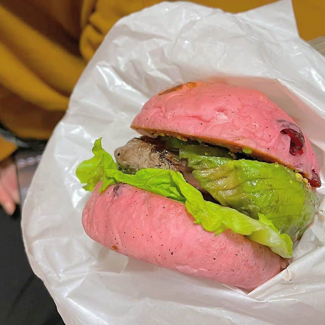 松浦麻里奈さんのインスタグラム写真 - (松浦麻里奈Instagram)「神楽坂にOPENしたばっかの、【Js cranberry burger】 ピンクのハンバーガー?!😋🤔 これ、実はクランベリー！！  宅配オンリーなので、ウーバーで(*˘︶˘*).｡*♡ 詳しくは【 @jcb_tokyo 】か、 ウーバーで【　j's cranberry burger 】と検索してみてね🥰🌷  牧草だけを食べて育った、牛の肉を使った100%ビーフパティに オリジナルソースをかけ、クランベリーをたっぷり練り込んだ 自家製バンズで挟んだ、クランベリーバーガー🤗🌼  クランベリーと、バーガーという新しい発想に お味が想像出来なかったけど、クランベリーが いいアクセントで、実も練り込んであって 程よい甘酸っぱさと、もちっとしたバンス、 お肉感満載で、とても食べごたえある！！  全メニュー、ポテト、ドリンク付き🤗✨  アボカドがたっぷり入ったバーガー、 チェダーチーズバーガーに、トッピングでベーコンを😁💓  クランベリーソーダと、コーラを👍  他にも、１日10食限定ビストロバーガーや、フライドチキン タピオカもあるよーっっ(◍•ᴗ•◍)✧*。  #クランベリー #クランベリーバーガー #jscranberryburger #cranberryjuice #cranberryburger #burger #burgerlover #アボカド　#ハンバーガー🍔 #ハンバーガー#ハンバーガー部 #ウーバーイーツ #ウーバーイーツ東京 #ウーバー　#宅配 #テイクアウトグルメ #テイクアウト#ビストロ #新店舗 #神楽坂グルメ#インスタグルメ #dinnerTime #pr #lunchtime #ランチタイム #バーガー #デリバリー #デリバリーランチ #potato #Juice」11月10日 14時33分 - ay114.831m