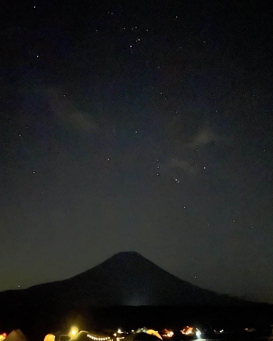 紺野ゆりのインスタグラム：「🌠 iphone12proにしたら、富士山も星も綺麗に映ったよー☺️☺️  * *  #ふもとっぱら#星空#夜景#星 #キャンプ#キャンプ女子#秋キャンプ#iphone12pro」