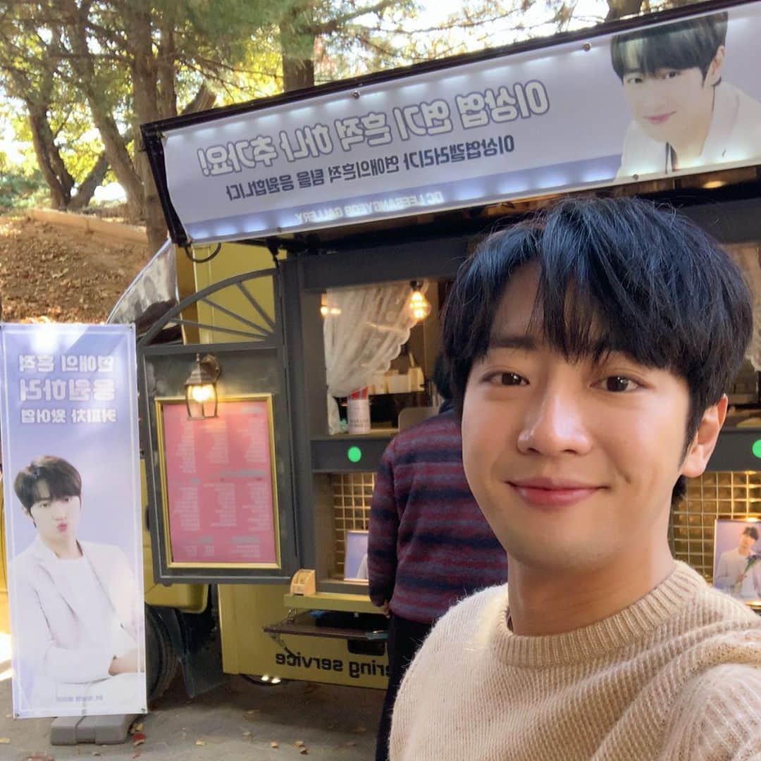 イ・サンヨプのインスタグラム：「#연애의흔적 마지막 촬영날 거하게 흔적 남겨주신 디씨 상엽 갤러리 여러분 고맙습니다🥰」