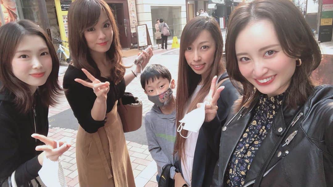 のインスタグラム：「ひっさびさに会えた〜🥺💕 話に夢中になり過ぎて路上で🤳 みんな短大から変わらな過ぎてビビるわ😂 また集まろーねー❤️❤️❤️  #friends #共立会 #lunch #ginza」