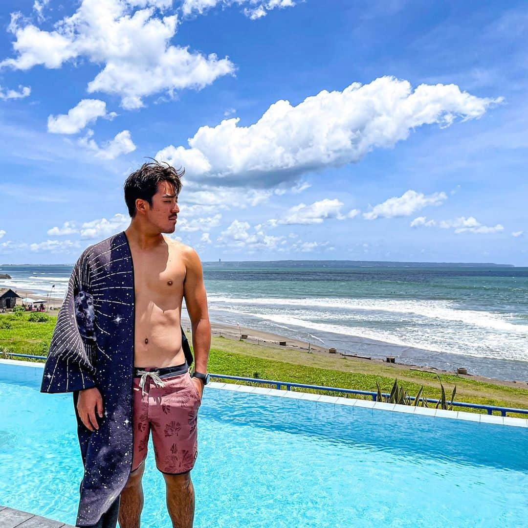 金尾玲生さんのインスタグラム写真 - (金尾玲生Instagram)「.  Good weather  Good wave Bali bagus  久々のチャングーでサーフして上がったら、プールでクールダウン。  人も少なくて本当に最高。  履いてるボードショーツは サーフィン界のレジェンド、ロブマチャドが 新しくスポンサーになった @vuoriclothing だよー！  ストレッチも効いてるし、 環境にも配慮して作られてて バグース！  #bali #indo #canggu」11月10日 14時38分 - reokanao