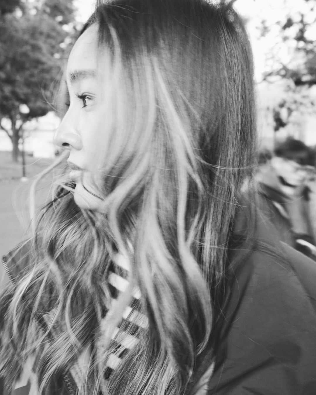 RUBYのインスタグラム：「ストーリーに載せたクリニックのこと💡 しっかりBefore After 載せてるから見てね🙈 もう既に体験済みな人も、わたしみたいに今まで未経験者な人に向けても是非読んでみて欲しい🤲🏼  最近イベントやPOPUPが近い事で、早く痩せなきゃ〜って焦り気味な私にめちゃくちゃ分かりやすく教えてくれた @rino416 に紹介してもらって初めてお顔系のクリニックに行ったのが @rillee_on @rilleeon.omotesandou のソニックフィット！ とても良いからシェアするね☝🏼💡  私は特に二重顎に悩んでて、二重顎を重点的にゴリゴリしてもらったの😆 Before After で比べるとフェイスラインがちゃんと出たと言うか小鼻横の浮腫んだ肉？が消えた！ ハイフ(機械系)は痛いって美意識高いお姉さん方から聞いてたけど全く痛くない事にビックリだった🤔 なんなら後半気持ち良すぎて寝てしまうとこだったくらい☝🏼  初めてのお顔系がリリーオンで本当に良かったと思えてる満足感😌 調べたらリリーオンはソニックフィットの取り扱い直営店で他の会社に比べても高くないから続けやすい所も嬉しい🤲🏼🌼  紹介してくれたRinoに感謝過ぎだよ…ありがとう😭 美容のお仕事してるRinoのオススメだからなにより安心して行けた事は私にとっておっきかった🥰  #リリーオン #ソニックフィット #小顔 #リフトアップ #表参道」