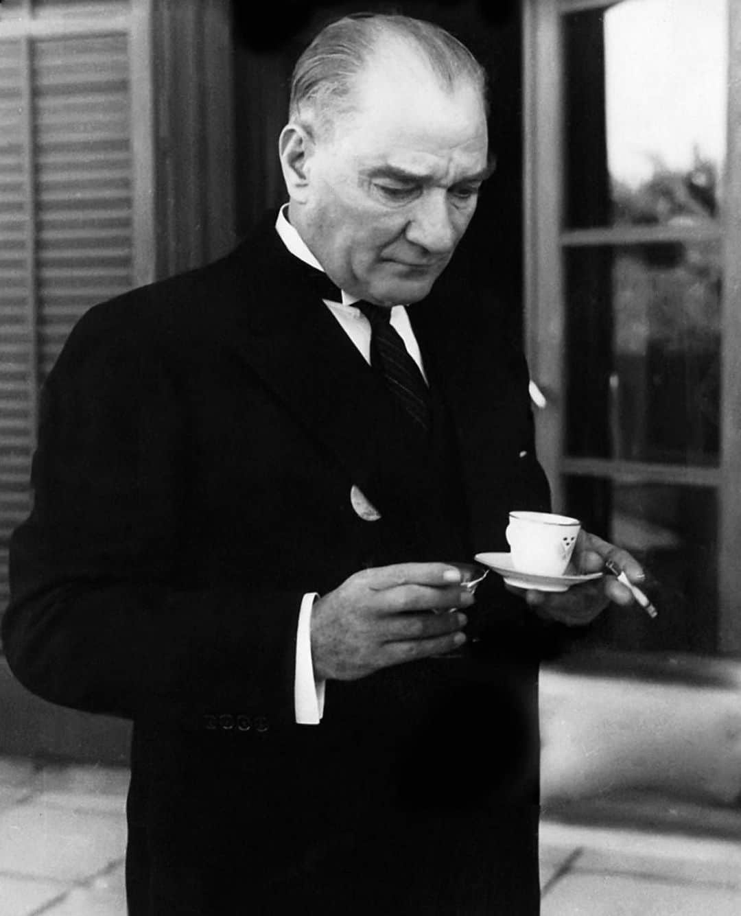 Sedef Avciのインスタグラム：「Senin yolunda ölene dek.Saygı ve minnetle anıyoruz. #10kasım 🇹🇷」